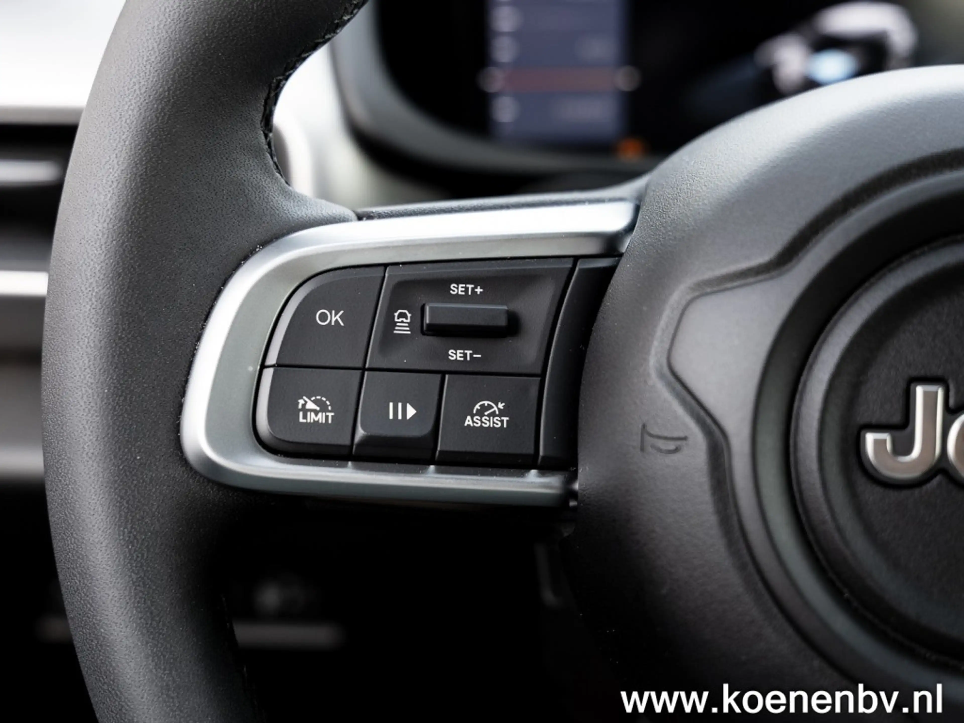 Jeep Avenger 1.2 e-Hybrid Black Edition PANO / TREKHAAK / JBL S — photo 21