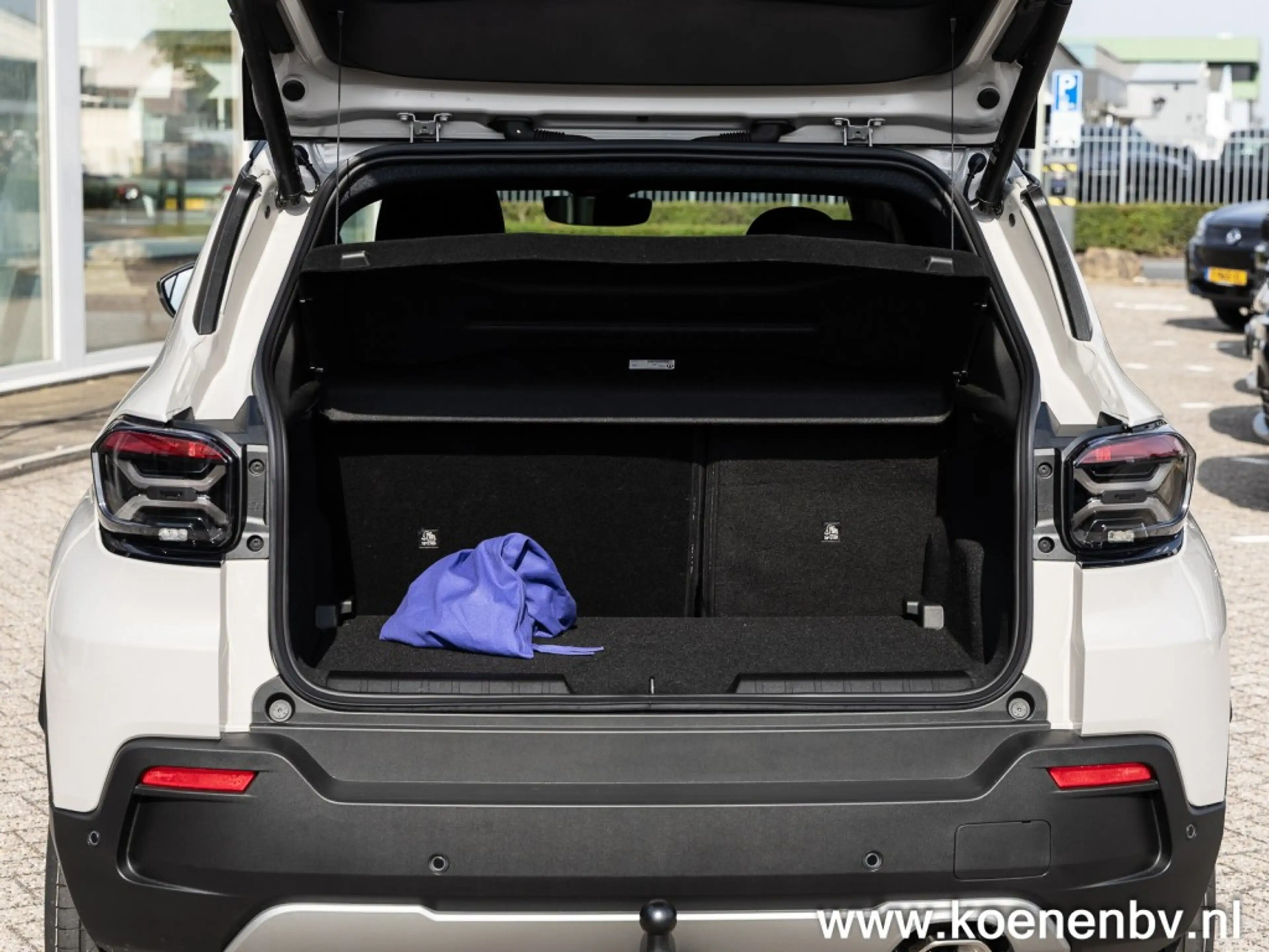 Jeep Avenger 1.2 e-Hybrid Black Edition PANO / TREKHAAK / JBL S — photo 14