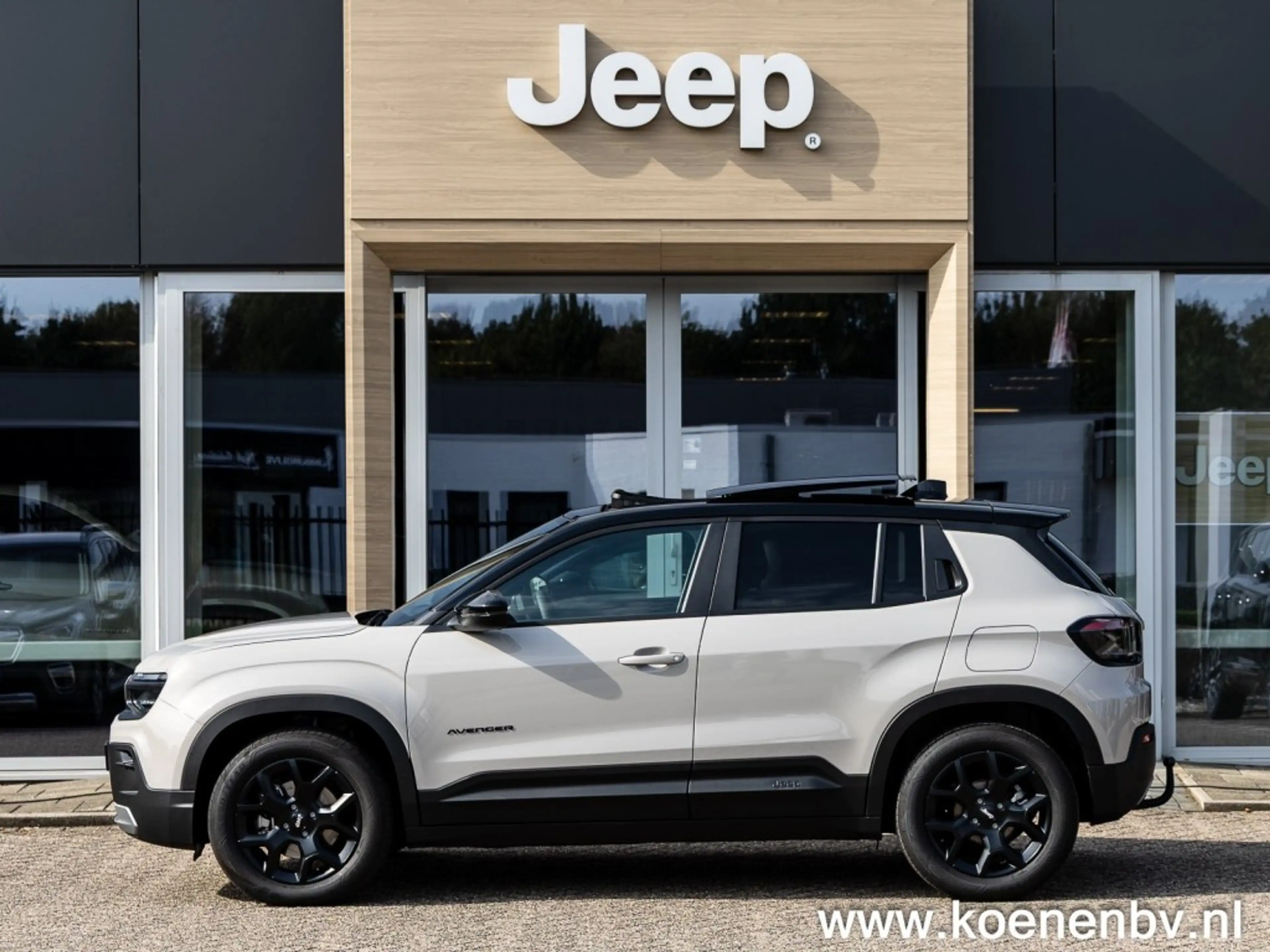 Jeep Avenger 1.2 e-Hybrid Black Edition PANO / TREKHAAK / JBL S — photo 6