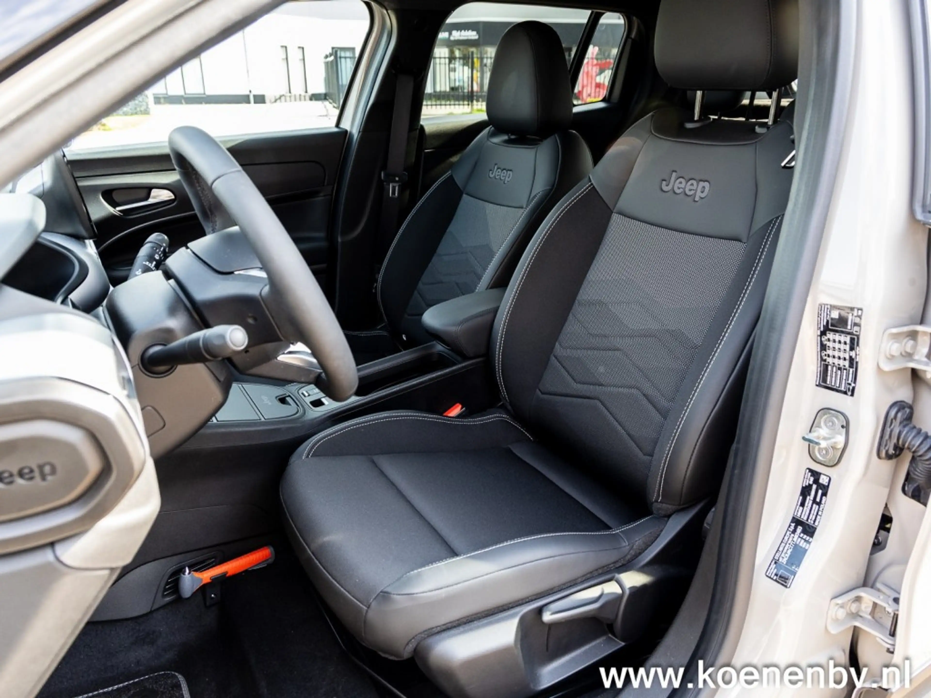 Jeep Avenger 1.2 e-Hybrid Black Edition PANO / TREKHAAK / JBL S — photo 17