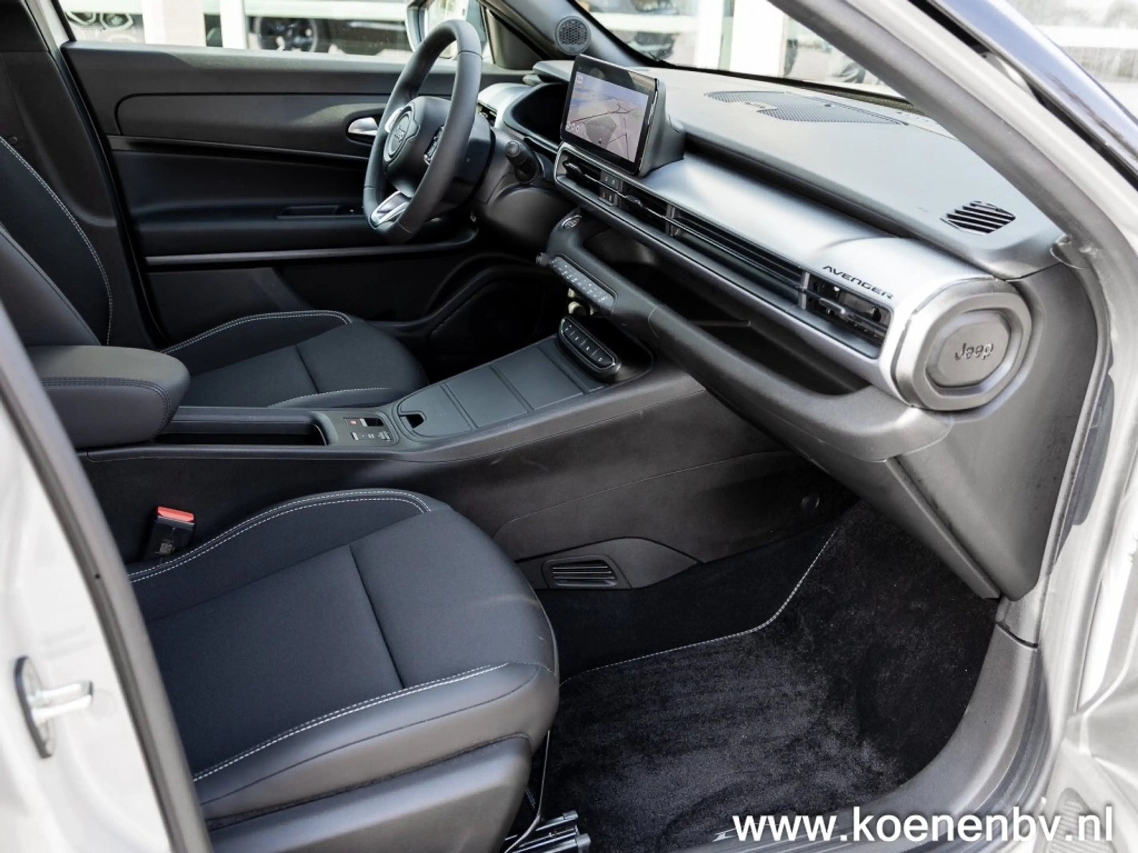 Jeep Avenger 1.2 e-Hybrid Black Edition PANO / TREKHAAK / JBL S — photo 19