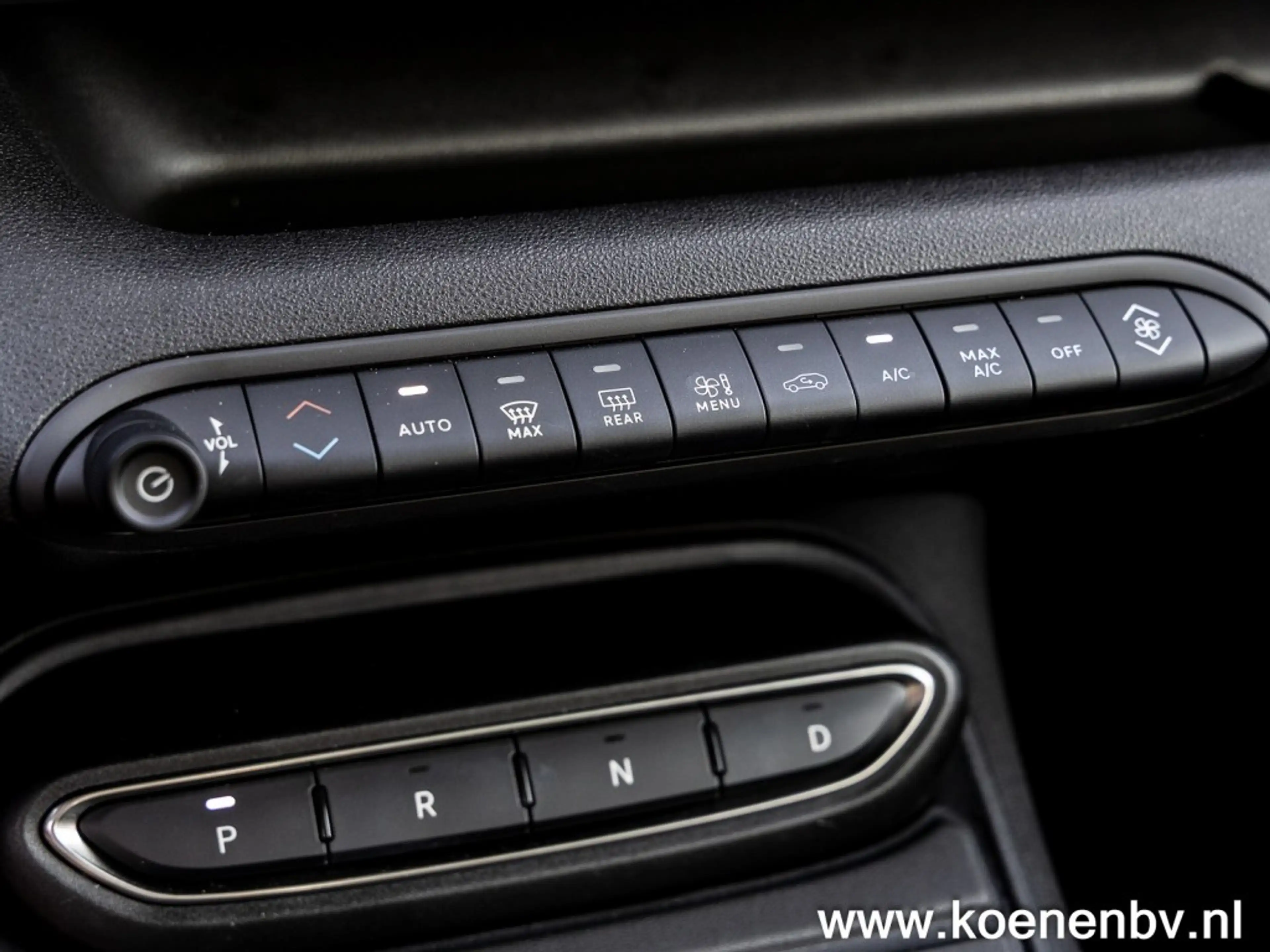 Jeep Avenger 1.2 e-Hybrid Black Edition PANO / TREKHAAK / JBL S — photo 29
