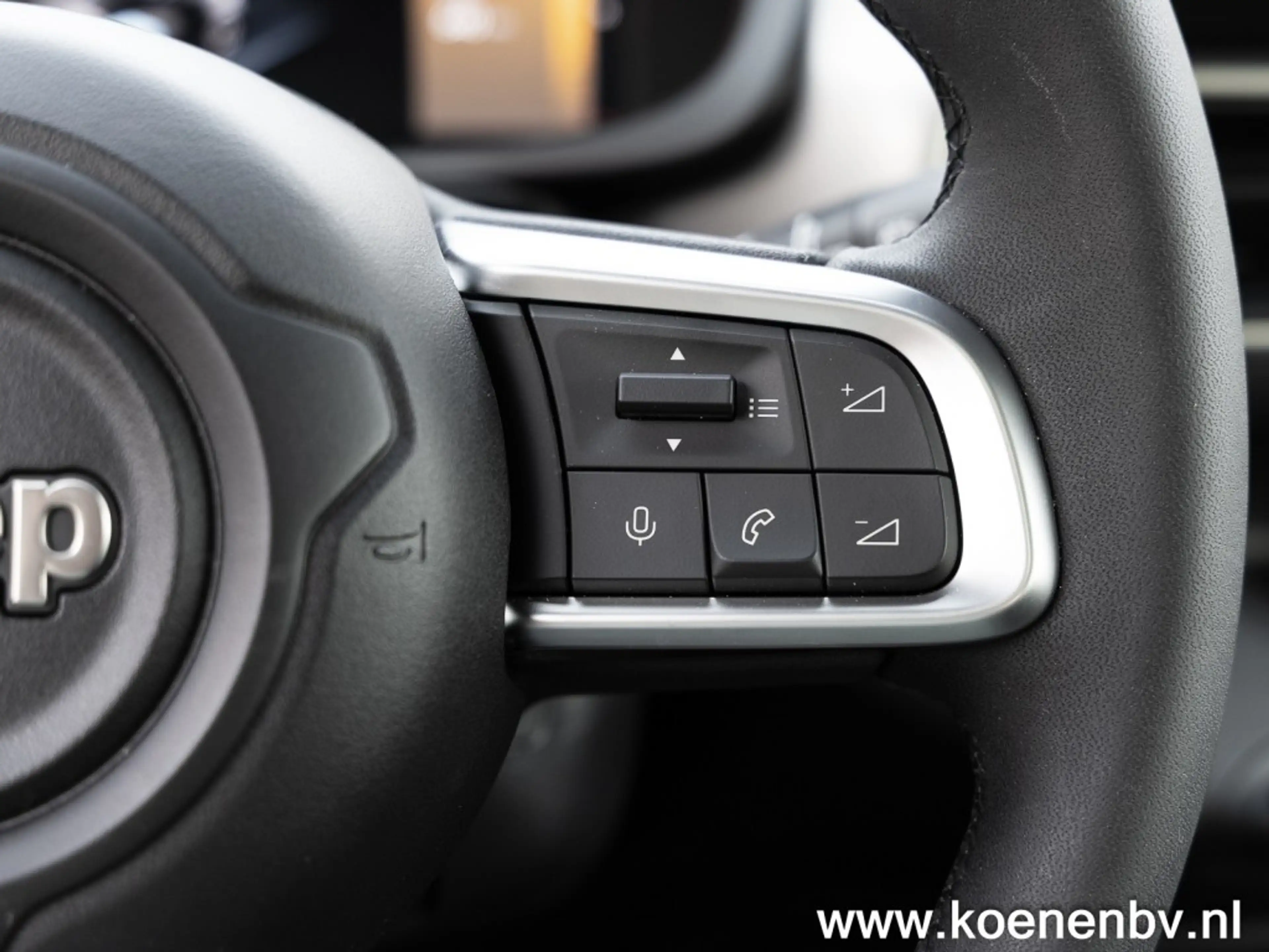 Jeep Avenger 1.2 e-Hybrid Black Edition PANO / TREKHAAK / JBL S — photo 22