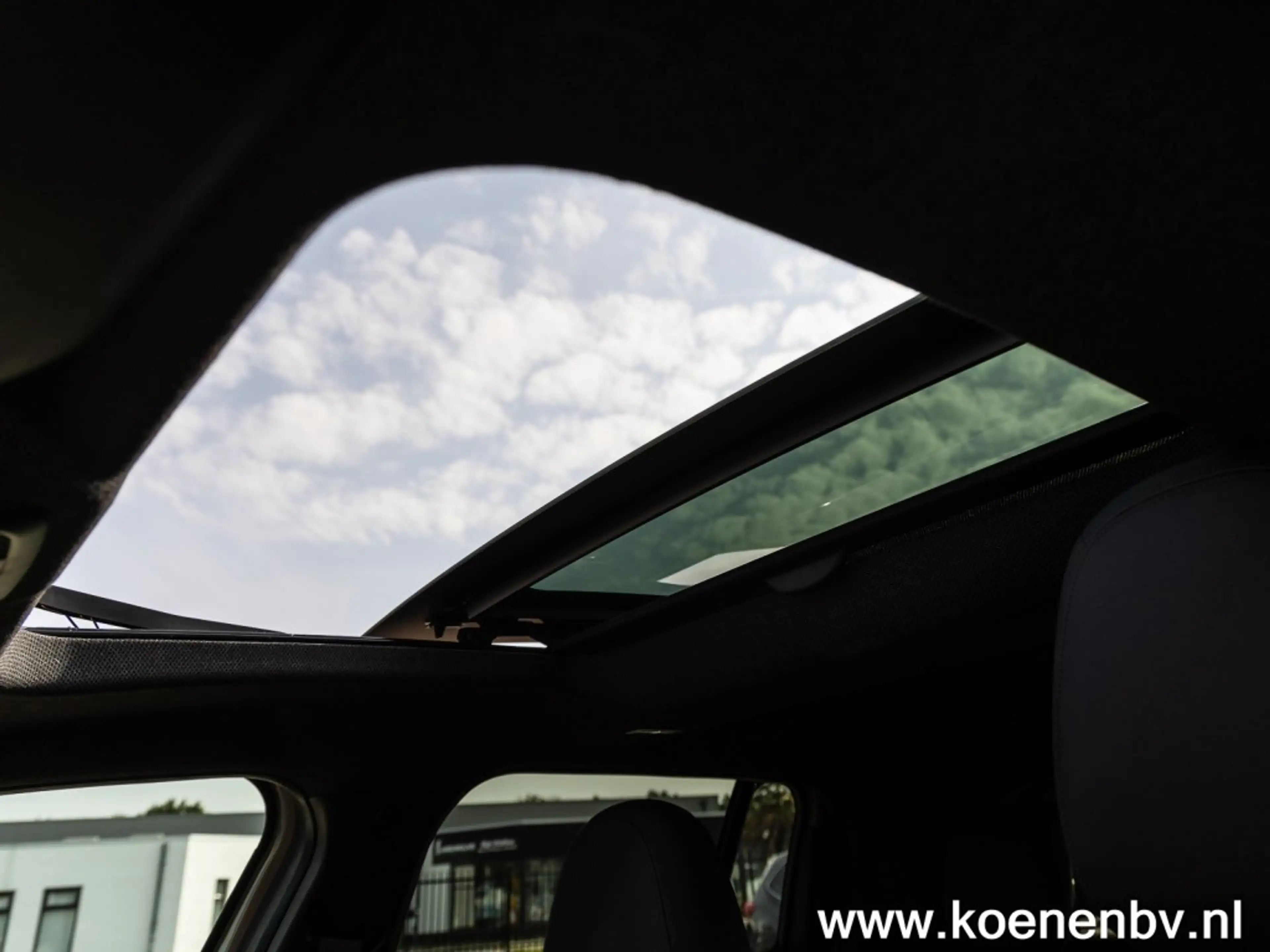 Jeep Avenger 1.2 e-Hybrid Black Edition PANO / TREKHAAK / JBL S — photo 12