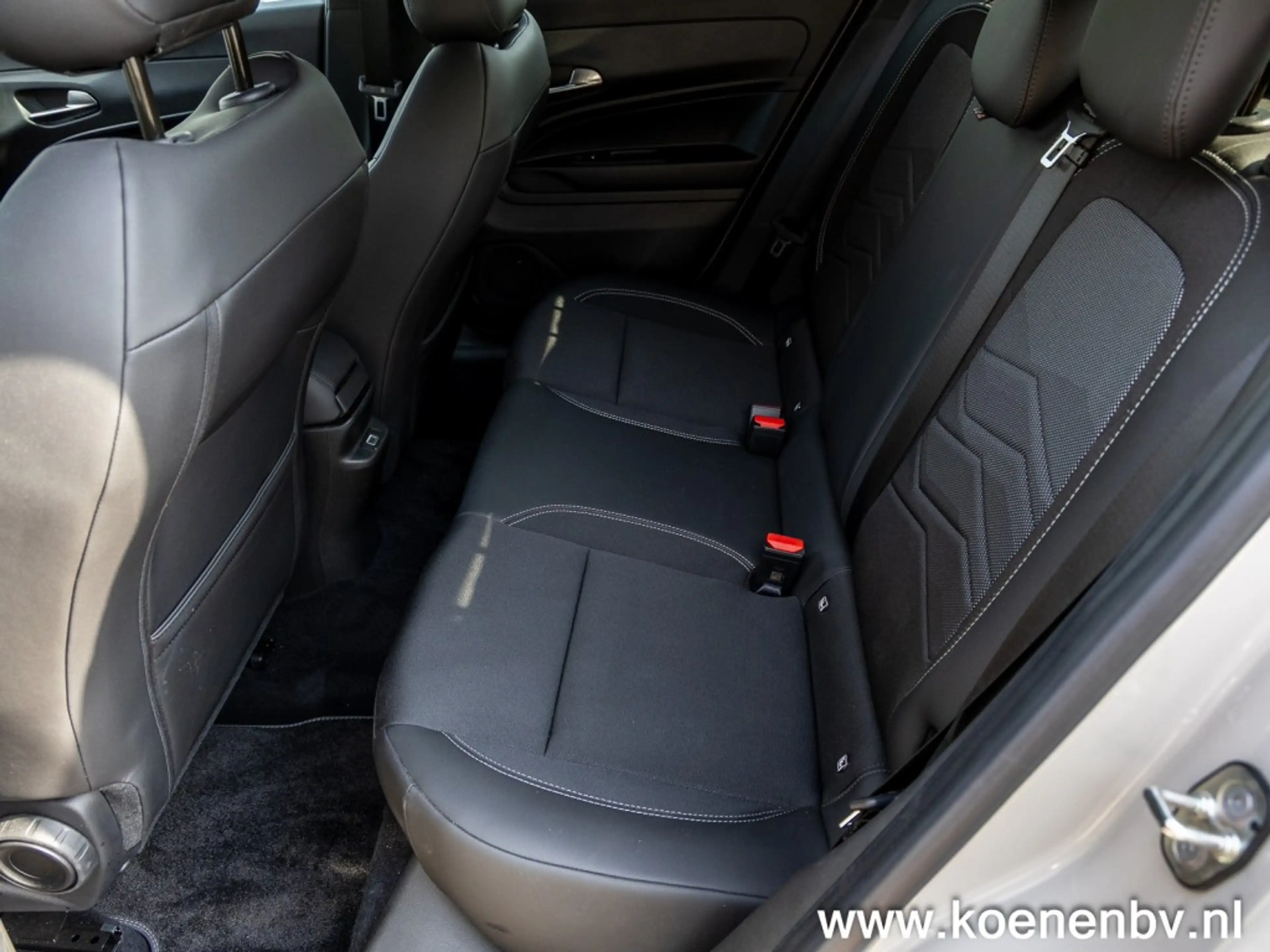 Jeep Avenger 1.2 e-Hybrid Black Edition PANO / TREKHAAK / JBL S — photo 20