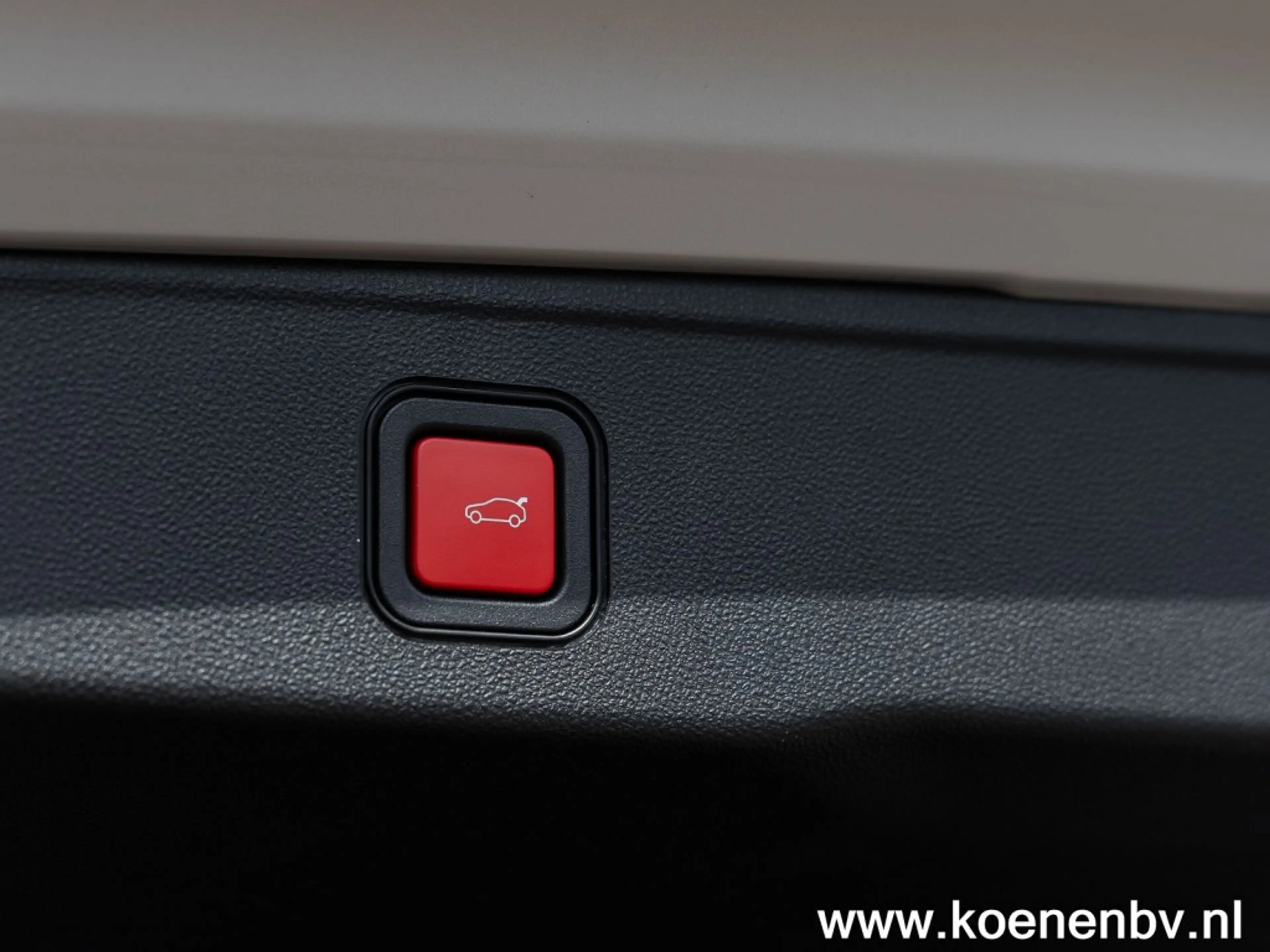 Jeep Avenger 1.2 e-Hybrid Black Edition PANO / TREKHAAK / JBL S — photo 15