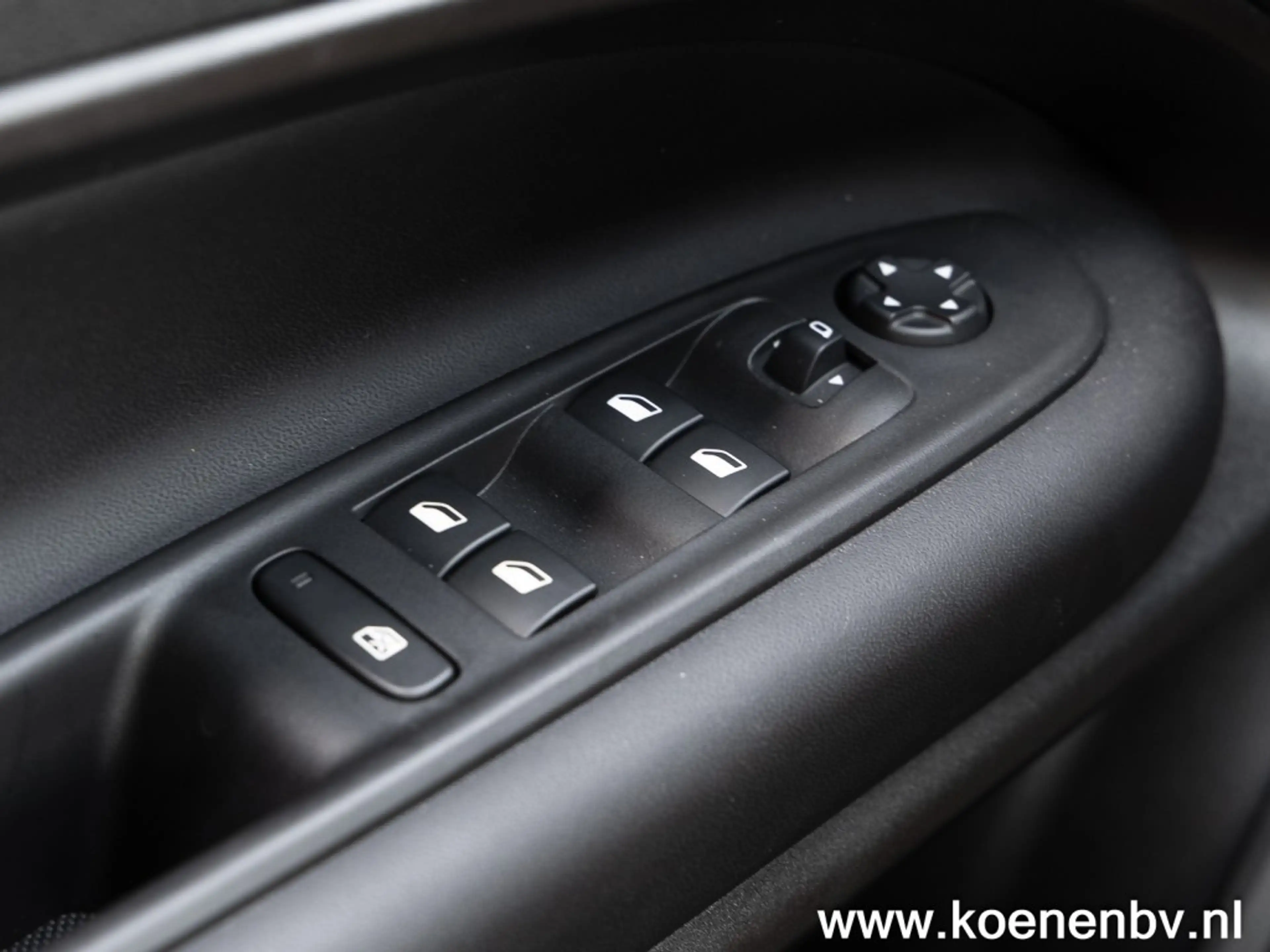 Jeep Avenger 1.2 e-Hybrid Black Edition PANO / TREKHAAK / JBL S — photo 30