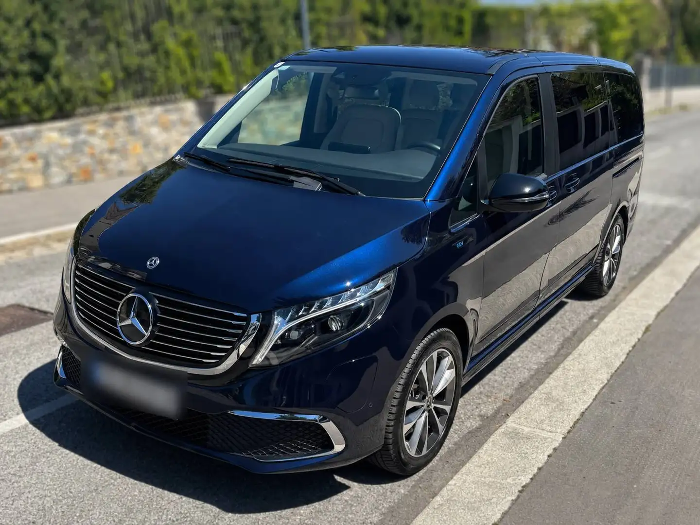 Mercedes-Benz EQV 300 Avantgarde Long | 8 places | SOH 98 % | AIRMATIC | Toit panoramique | Burmester Blau - 1