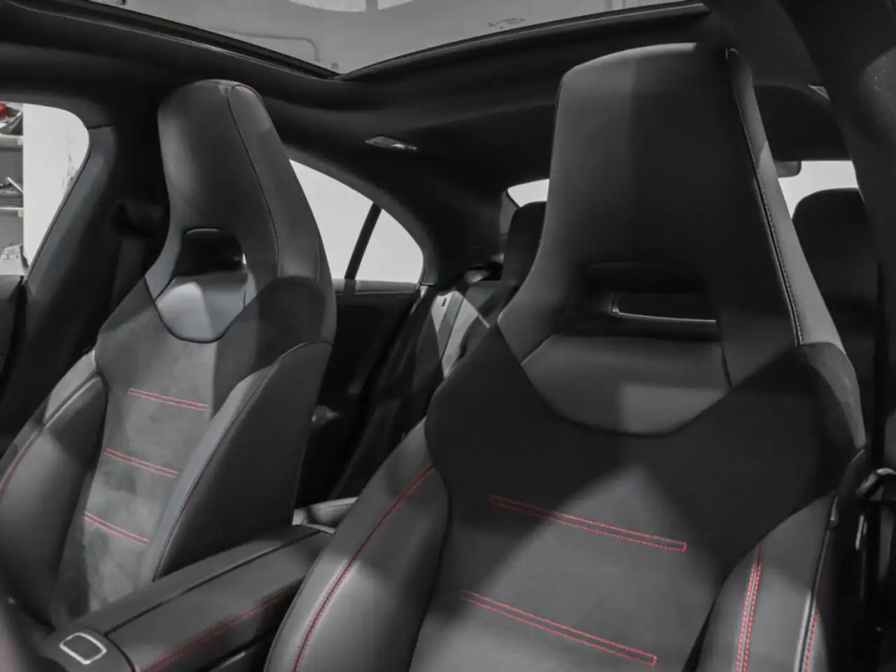 Mercedes-Benz CLA снимка Mercedes-Benz CLA