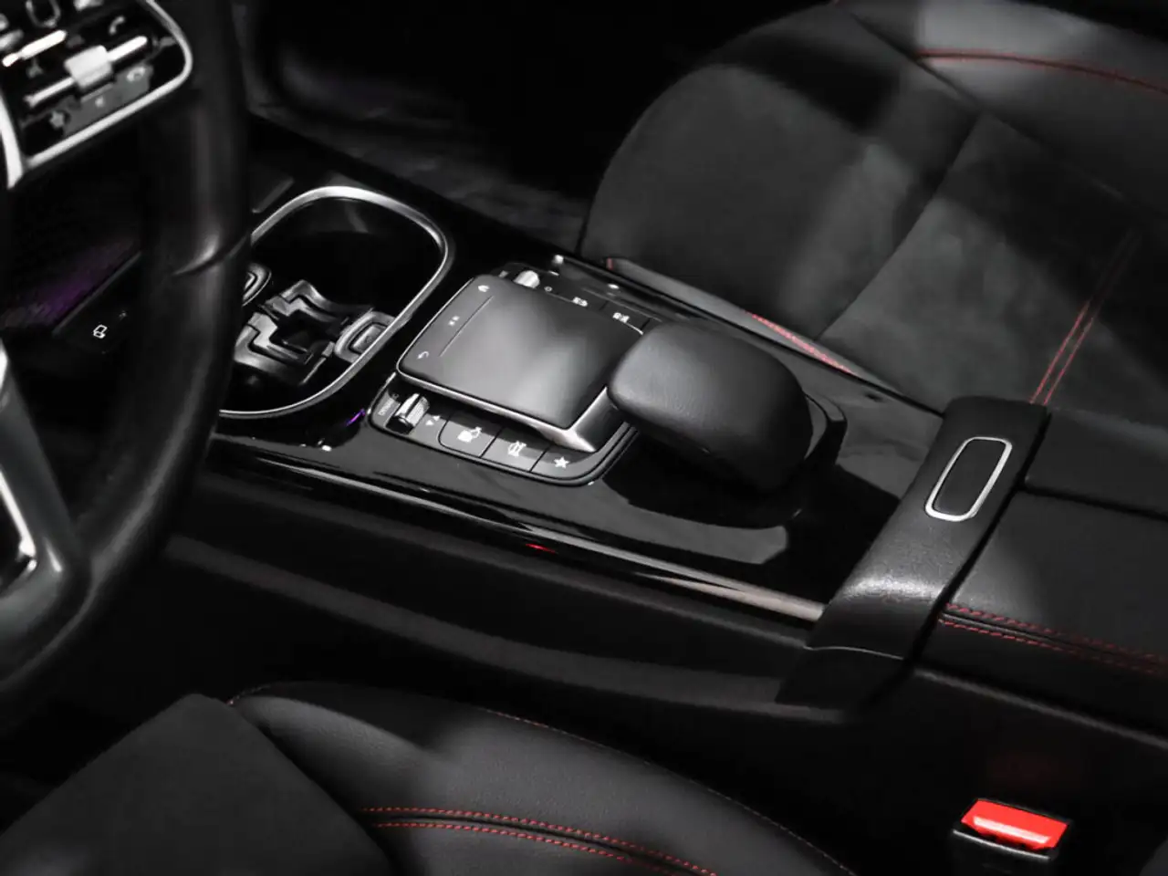 Mercedes-Benz CLA снимка Mercedes-Benz CLA