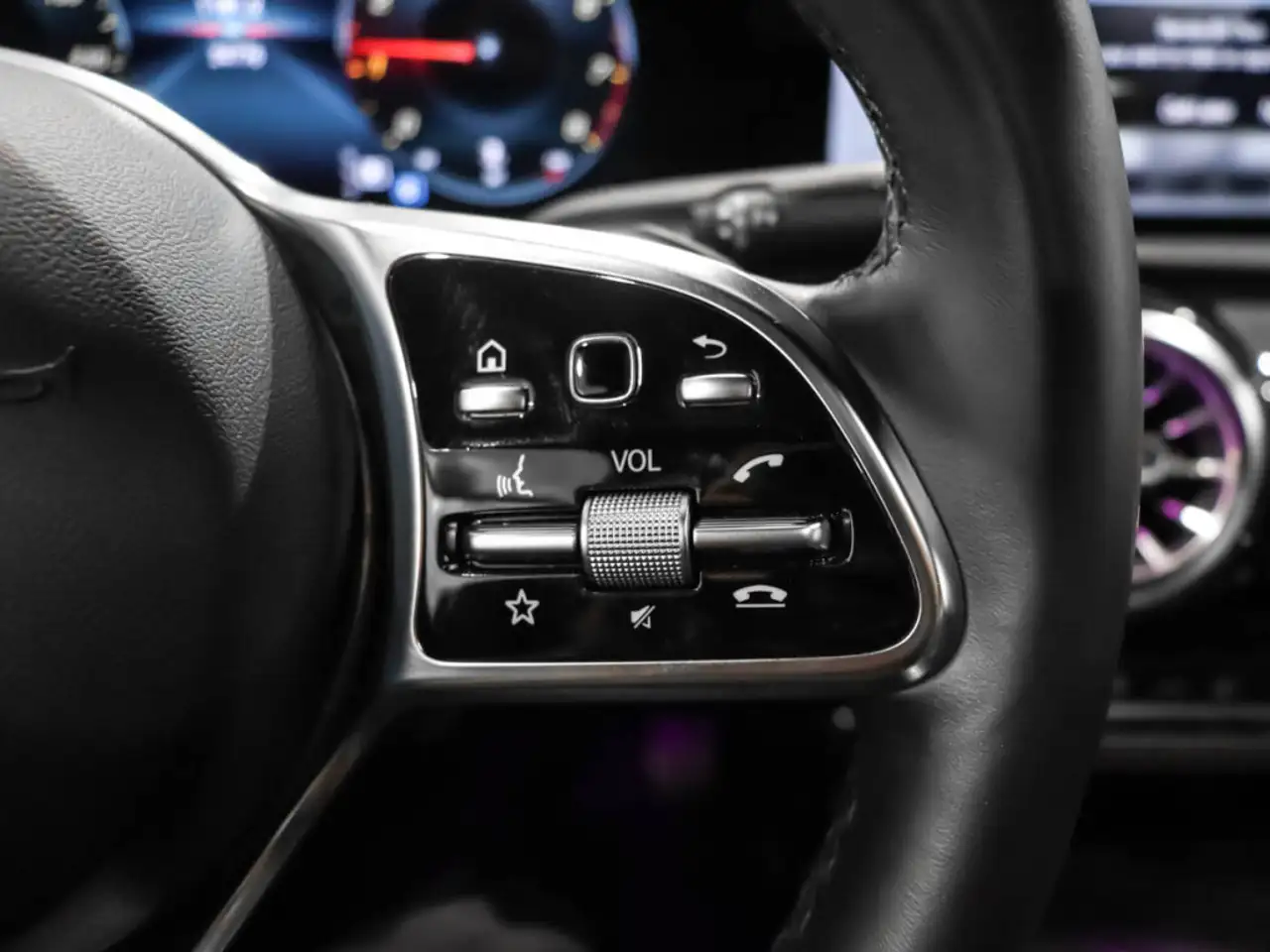 Mercedes-Benz CLA снимка Mercedes-Benz CLA