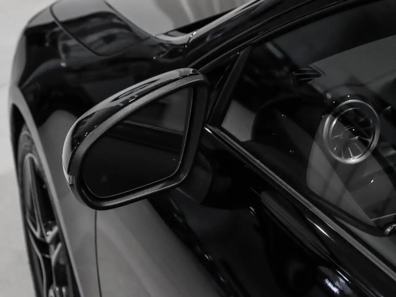 Mercedes-Benz CLA снимка Mercedes-Benz CLA