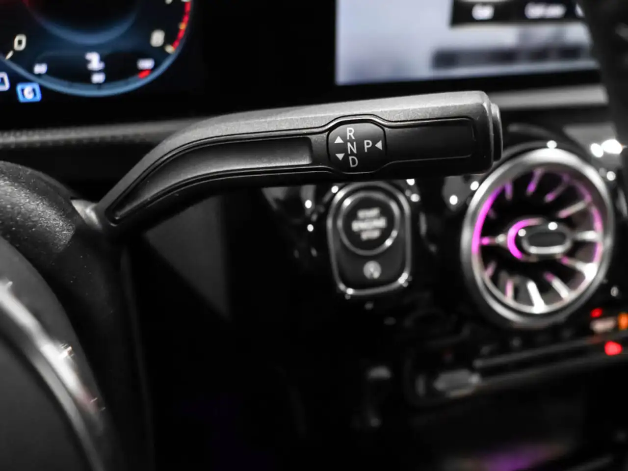 Mercedes-Benz CLA снимка Mercedes-Benz CLA