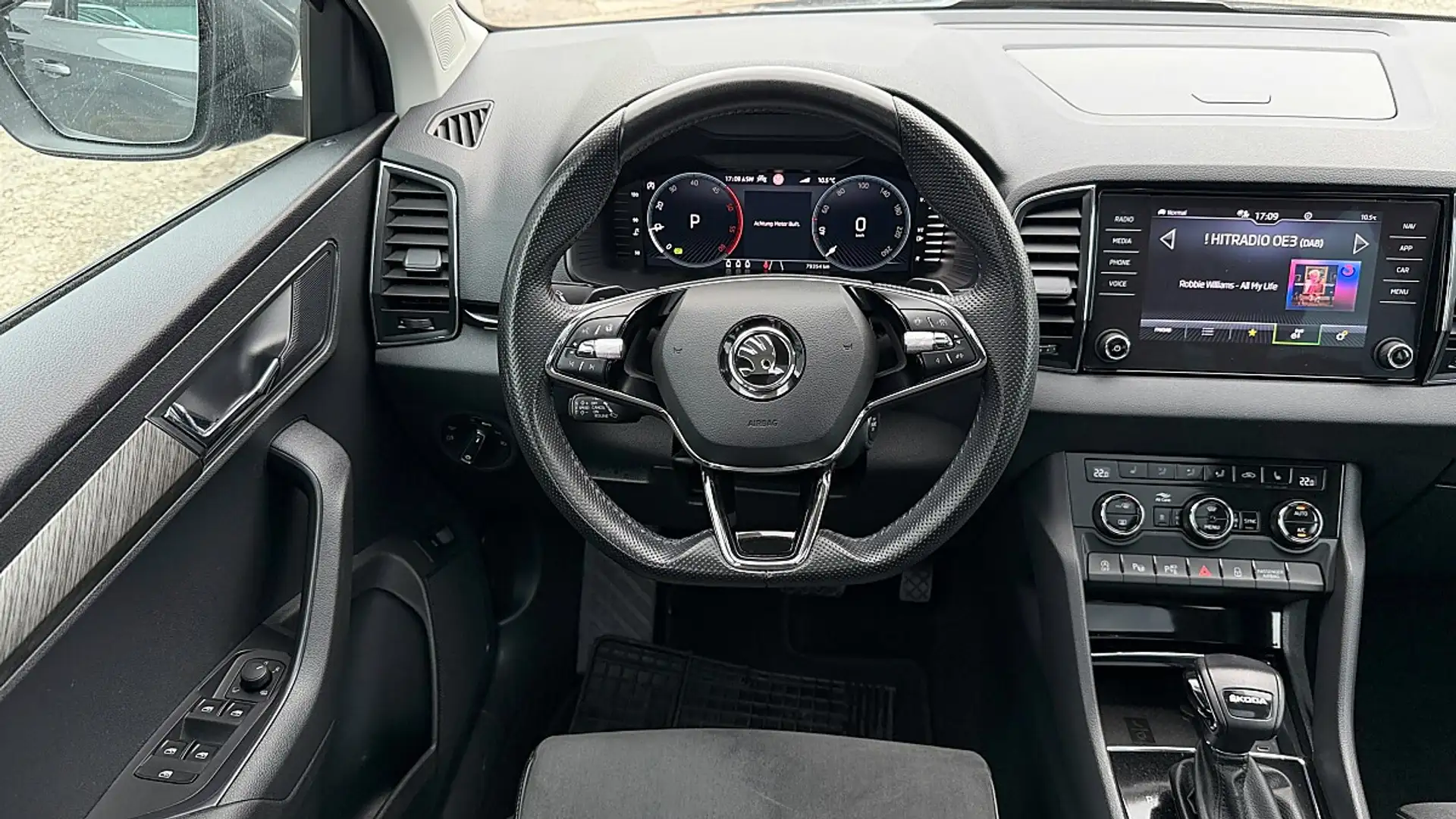 Skoda Karoq 2,0 TDI DSG Style_PANO_AHK Grau - 2