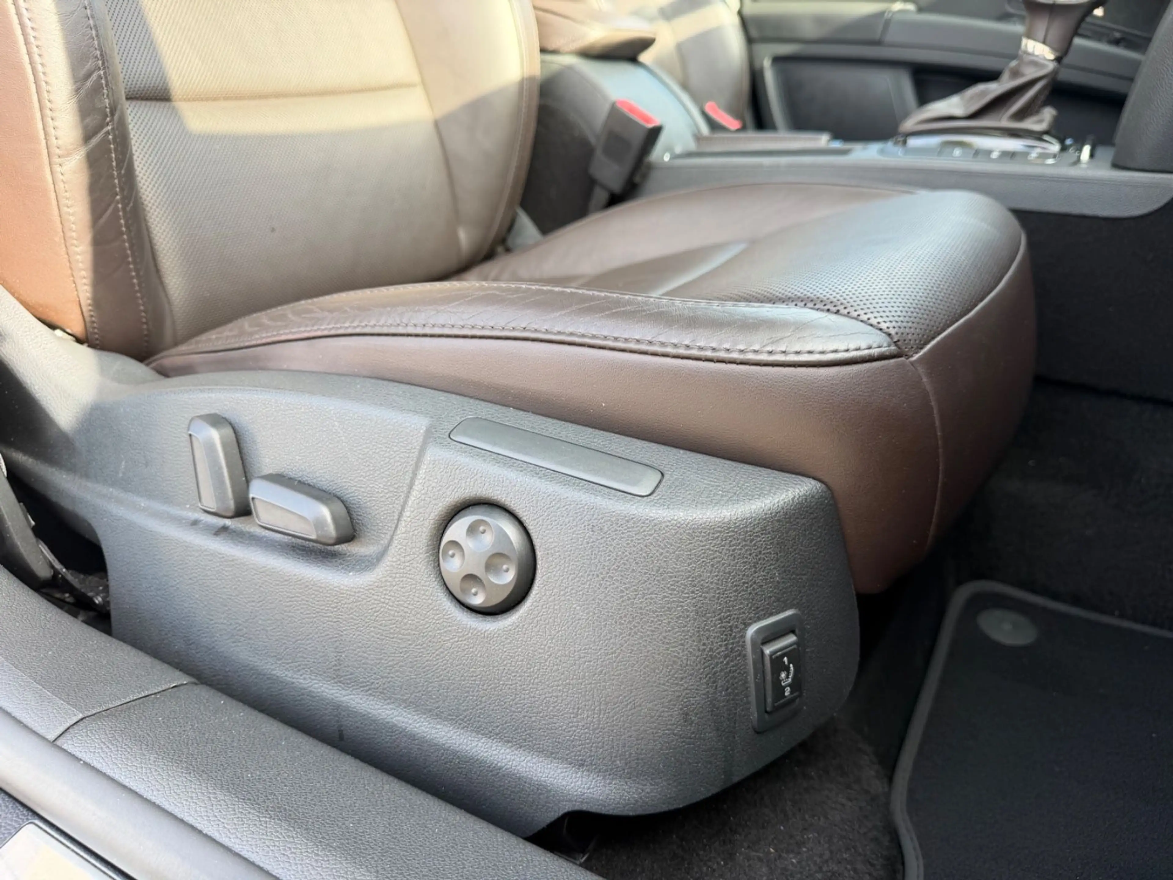 Skoda Superb 2.0TDI Laurin & Klement*PANO*LEDER*AHK* — photo 14