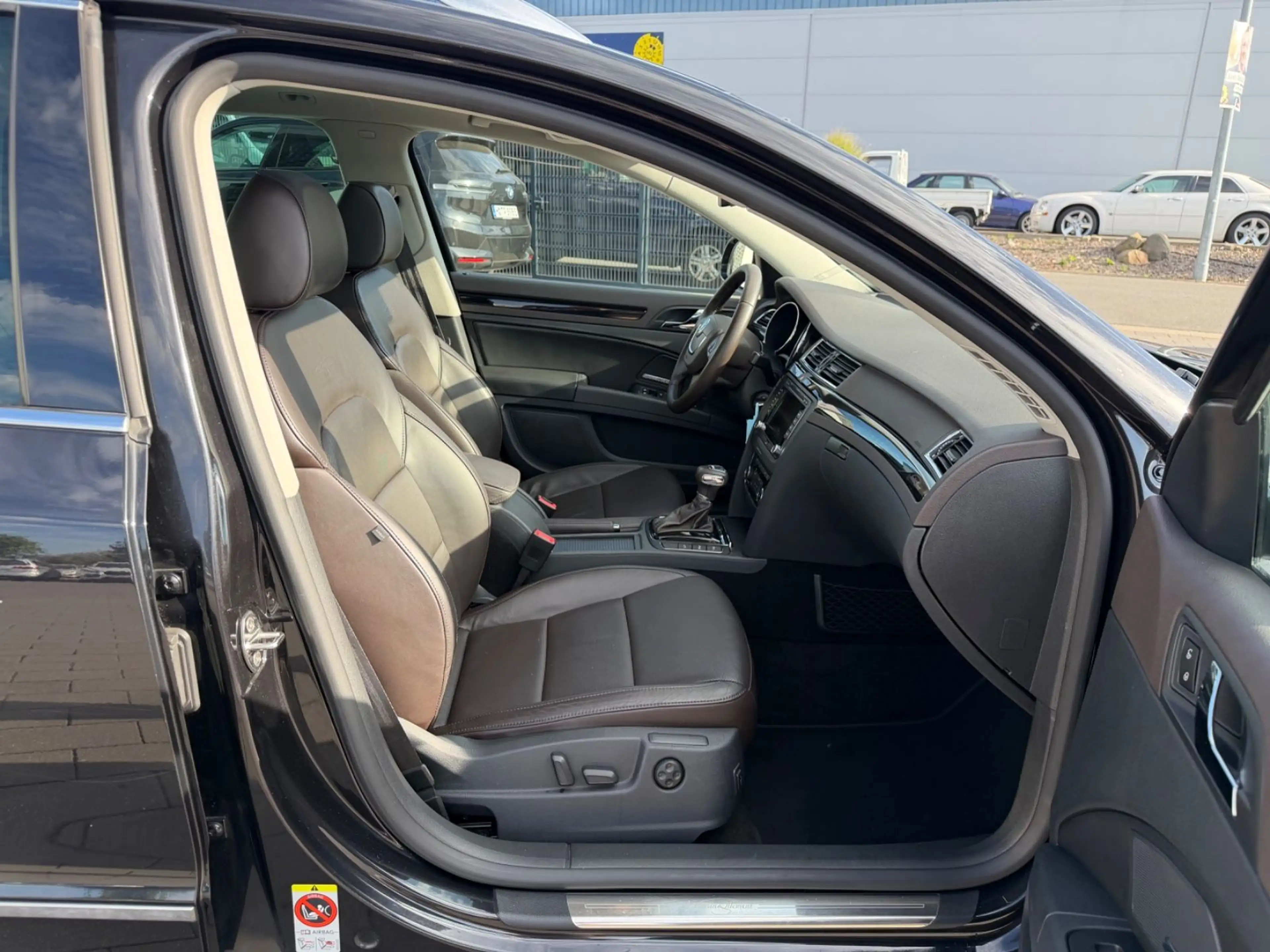Skoda Superb 2.0TDI Laurin & Klement*PANO*LEDER*AHK* — photo 12