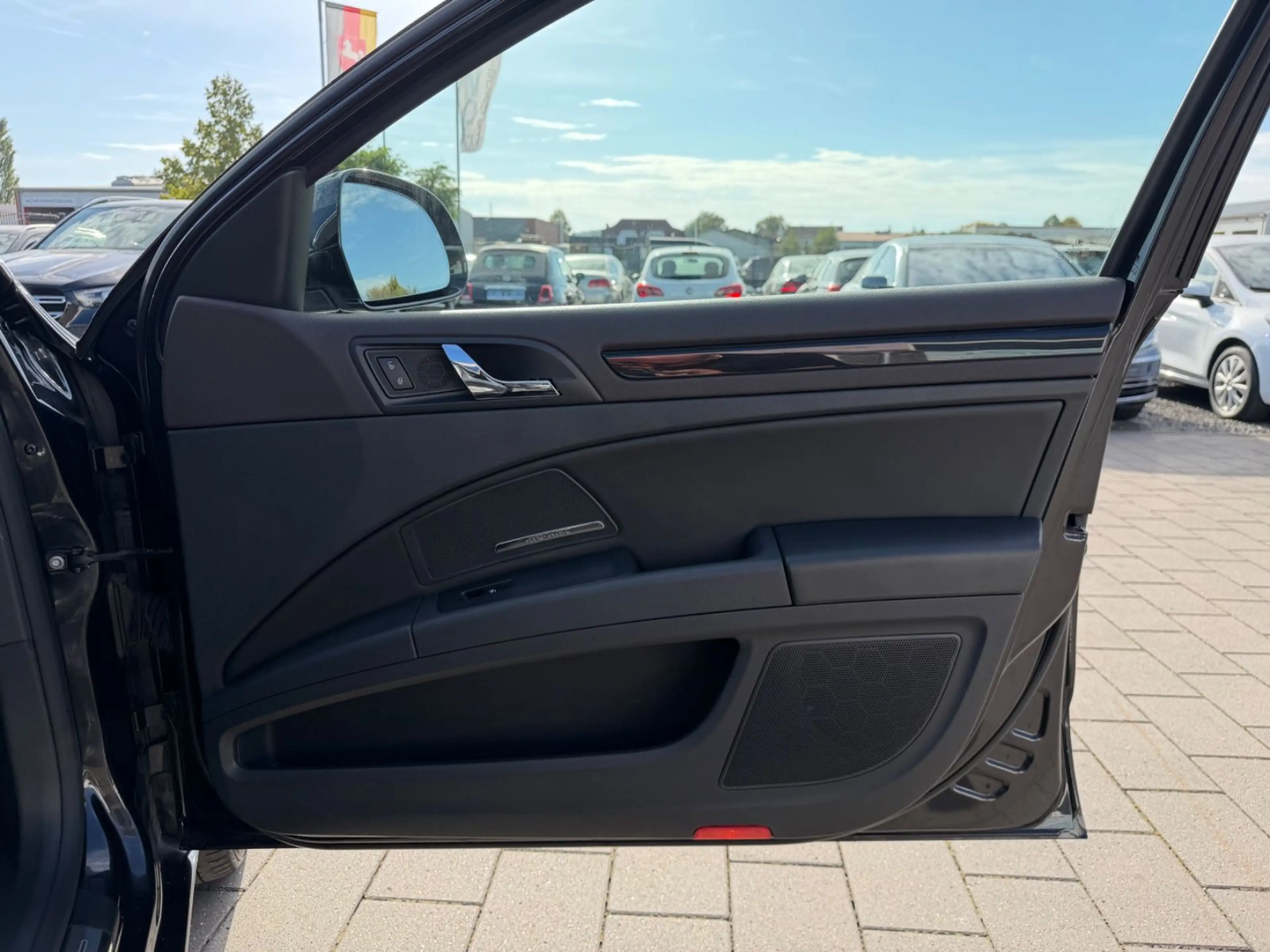 Skoda Superb 2.0TDI Laurin & Klement*PANO*LEDER*AHK* — photo 11