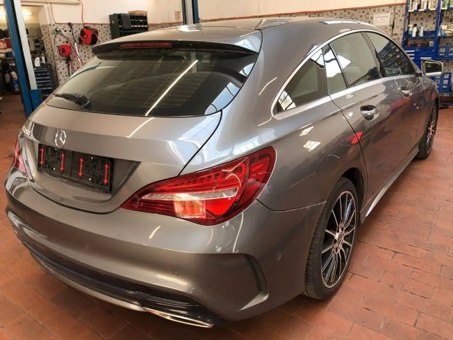 Mercedes-Benz CLA 200 CLA-Klasse CLA 200 Shooting Brake AMG Line Grau - 2
