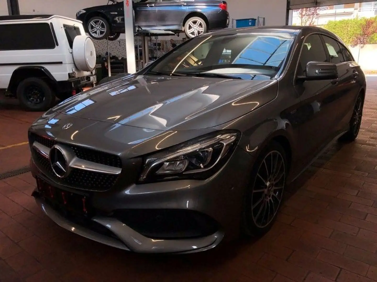 Mercedes-Benz CLA 200 CLA-Klasse CLA 200 Shooting Brake AMG Line Grau - 1