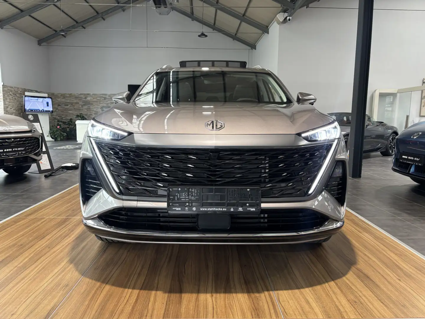 MG MGS9 PHEV Premium II 299 PS II 100km Elektrische Reichweite Silber - 2