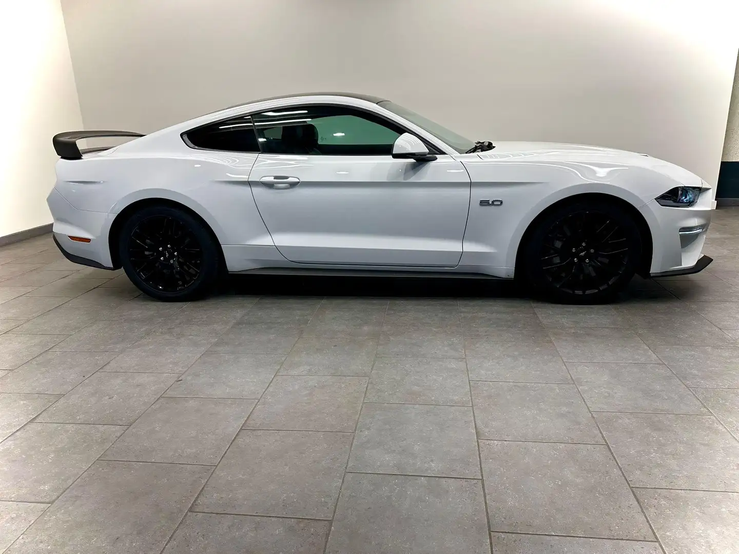 Ford Mustang Fastback 5.0 V8 GT Wit - 2