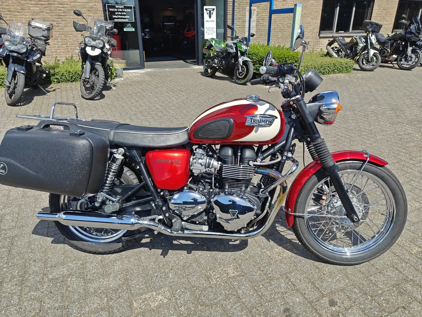 Triumph Bonneville T100 Rouge - 2