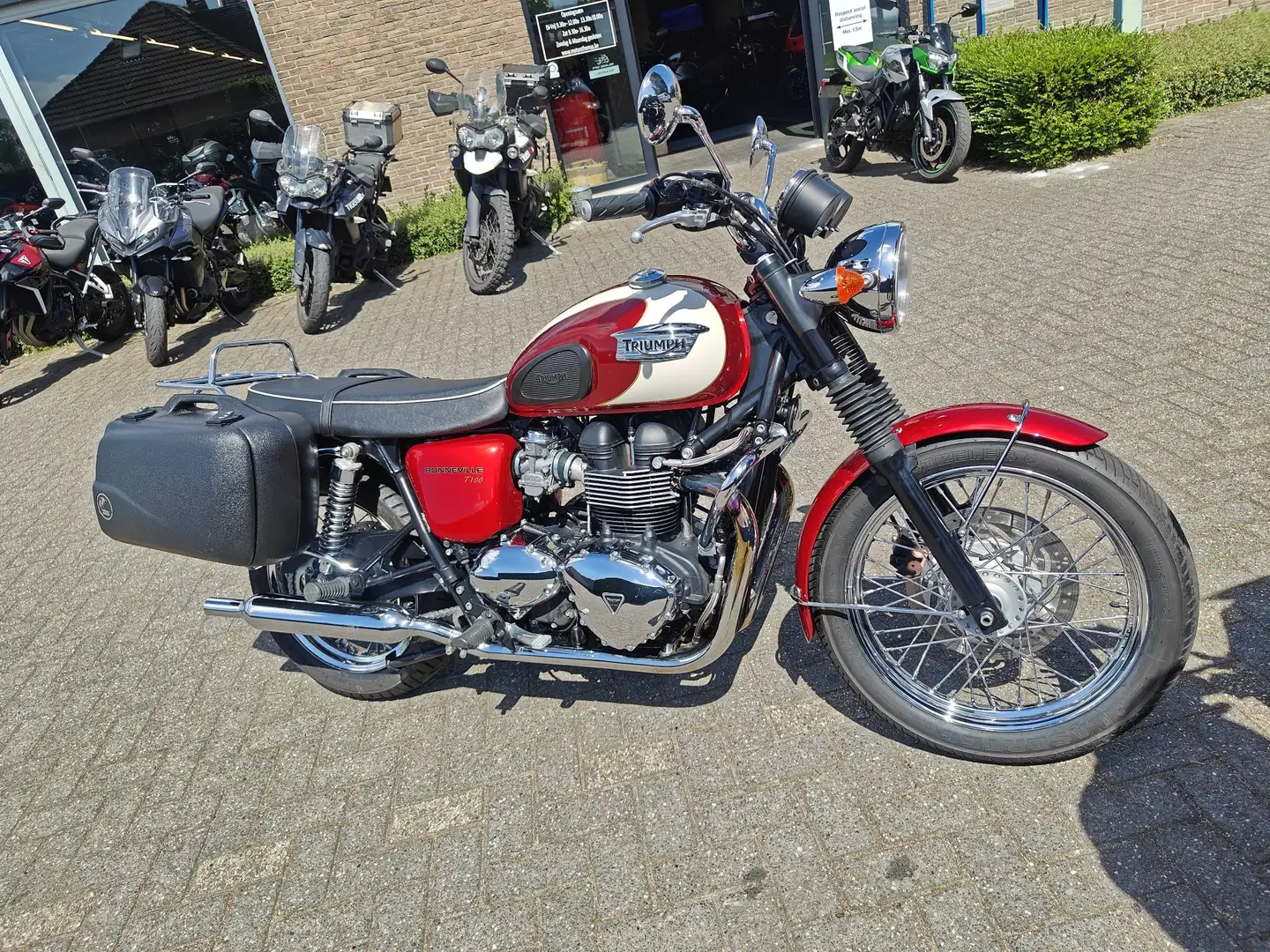 Triumph Bonneville T100 Rouge - 1