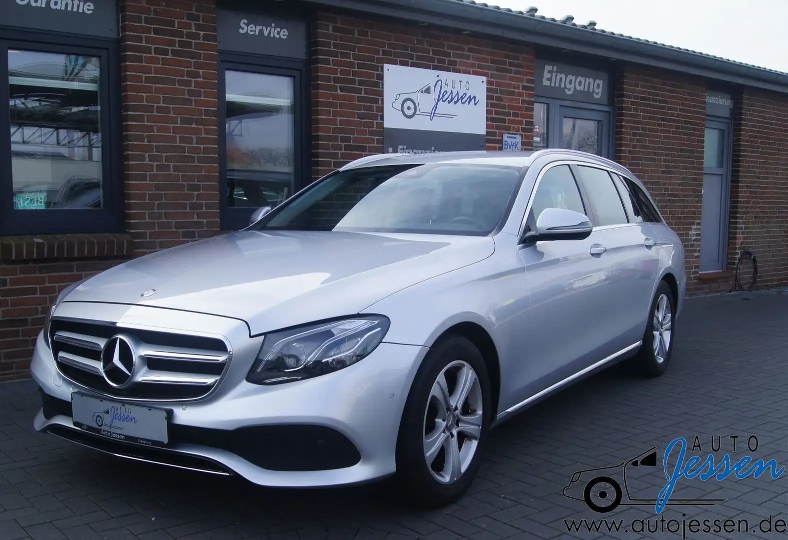 Mercedes-Benz E 220 d T Aut. LED/Ahk/Navi/Shz/RFK/Tempomat Silber - 1