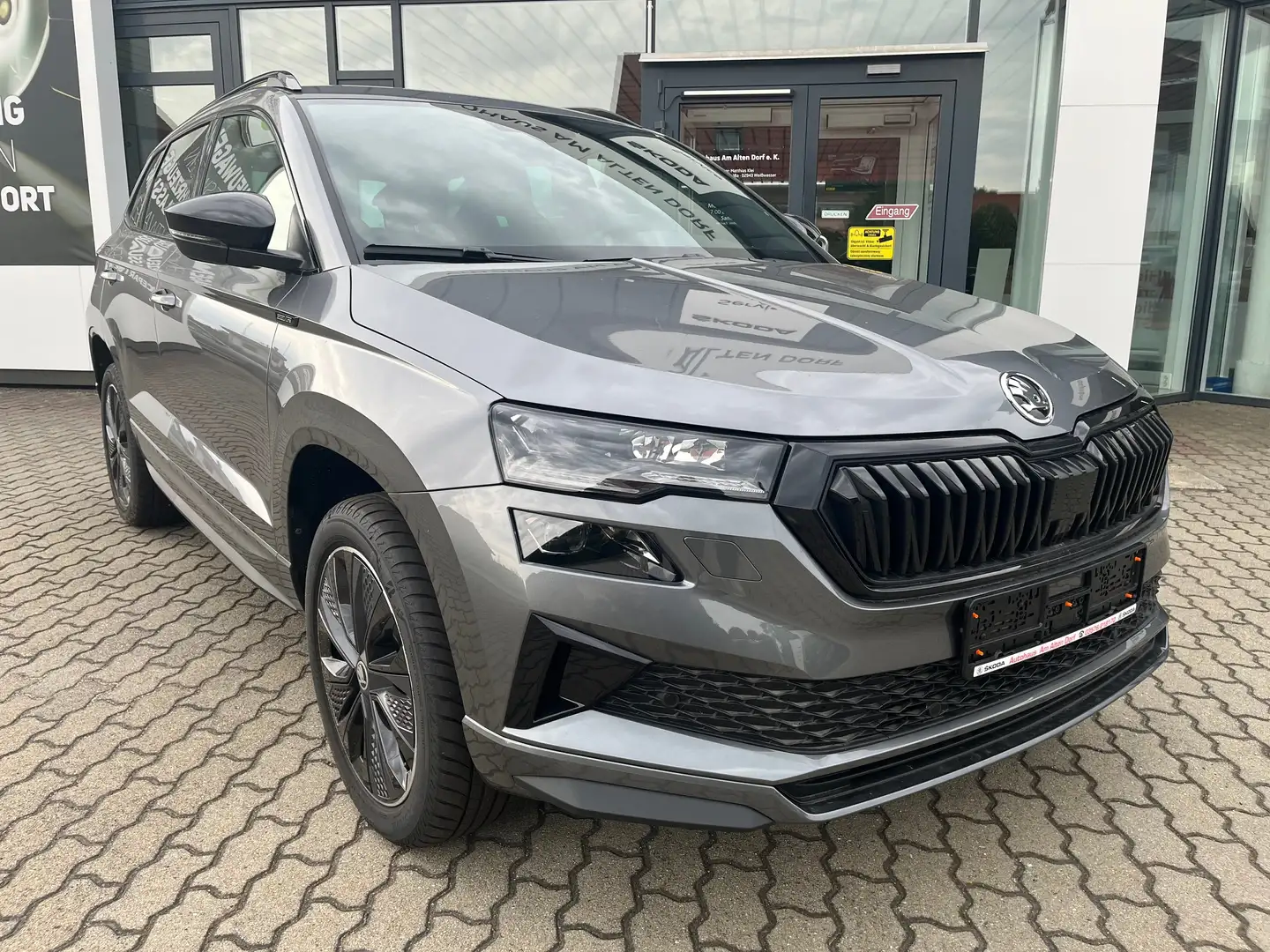 Skoda Karoq Sportline 1,5 TSI DSG AHK, ACC, Matrix-LED Grau - 2