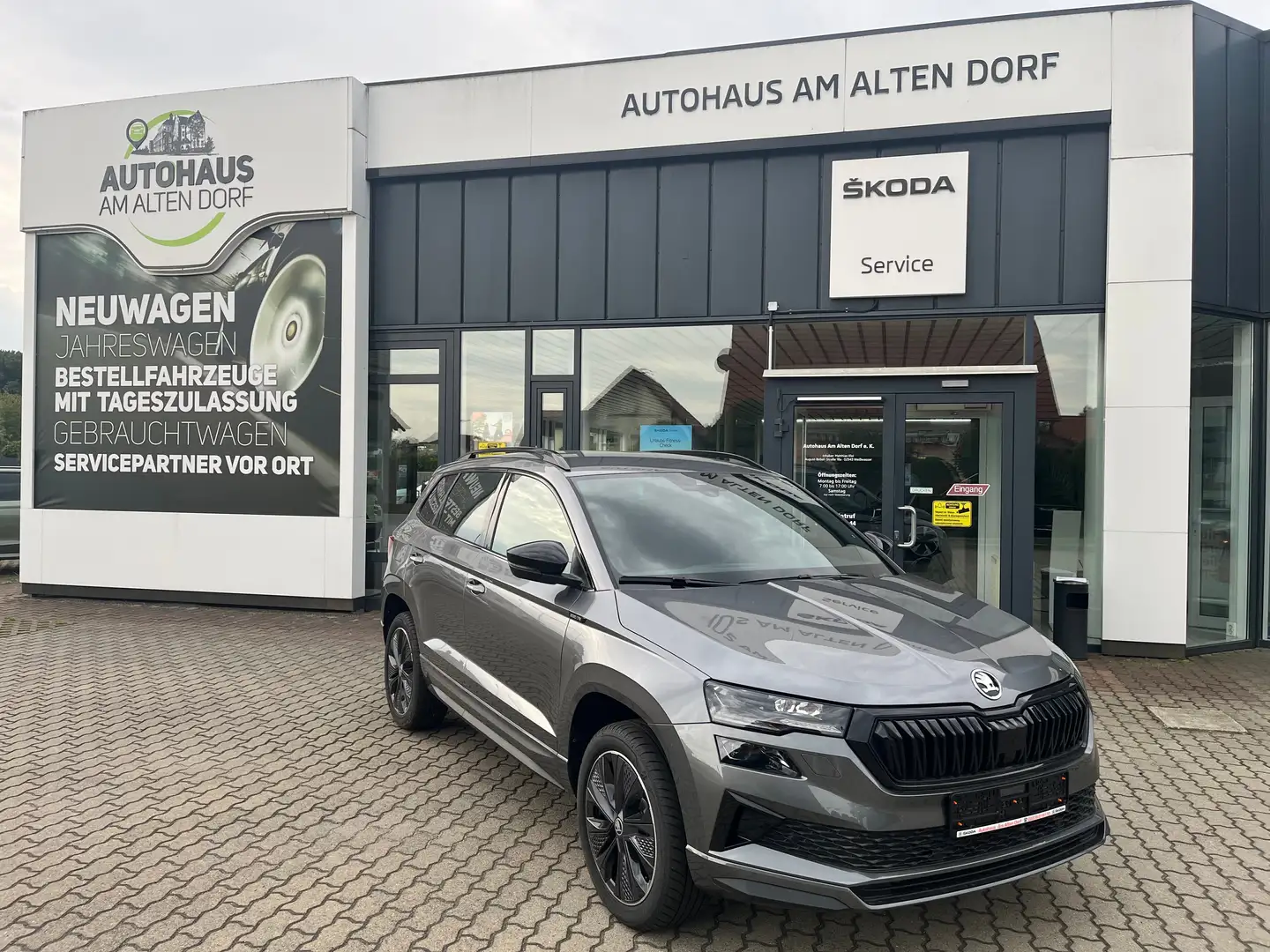 Skoda Karoq Sportline 1,5 TSI DSG AHK, ACC, Matrix-LED Grau - 1