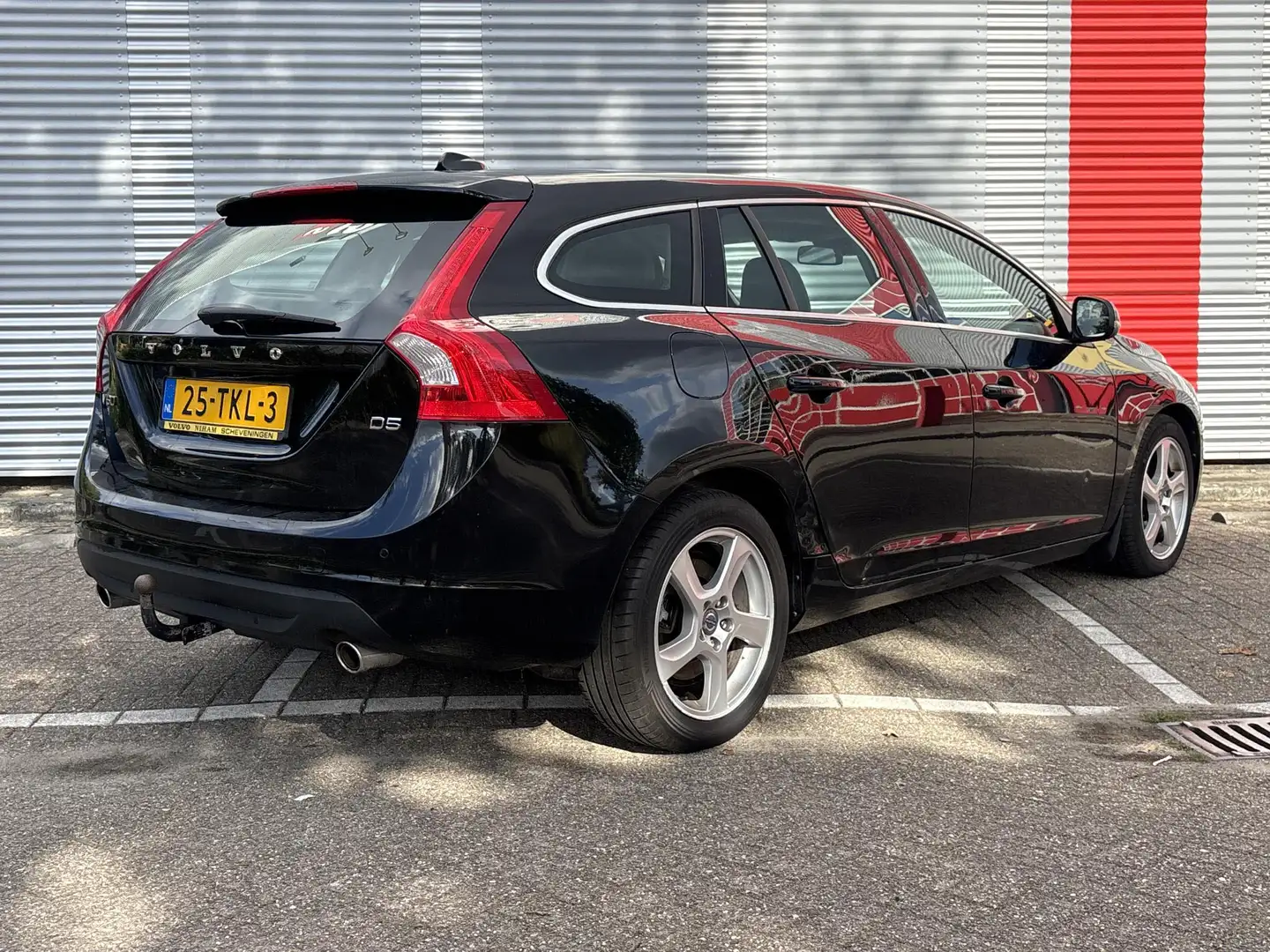 Volvo V60 2.4 D5 Momentum | Leder | Cruise | Climate | Navi Zwart - 2