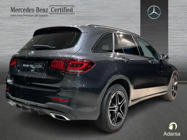 Mercedes-Benz 220 view 2