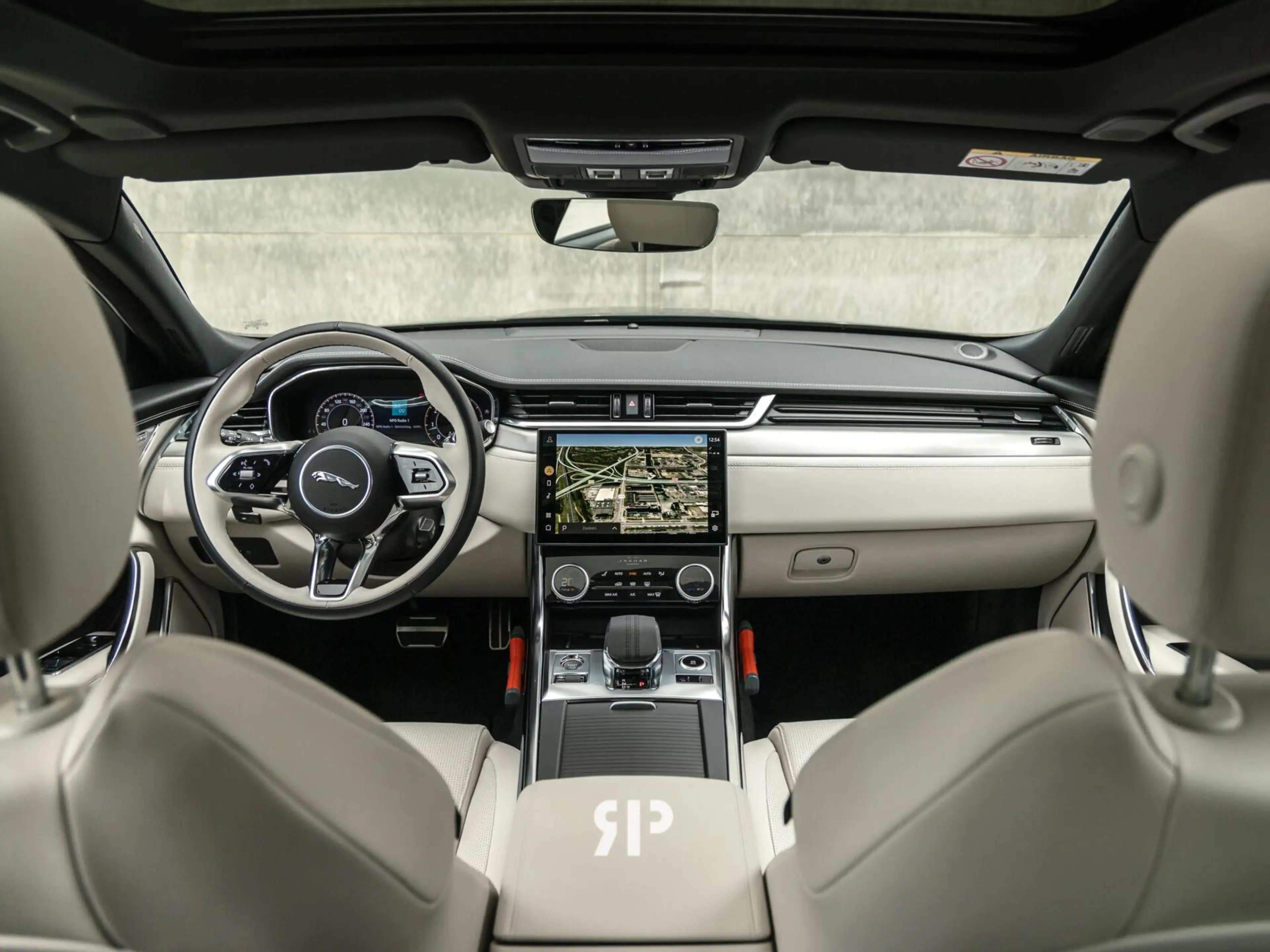 Jaguar XF 2.0 P250 R-Dynamic SE — photo 5