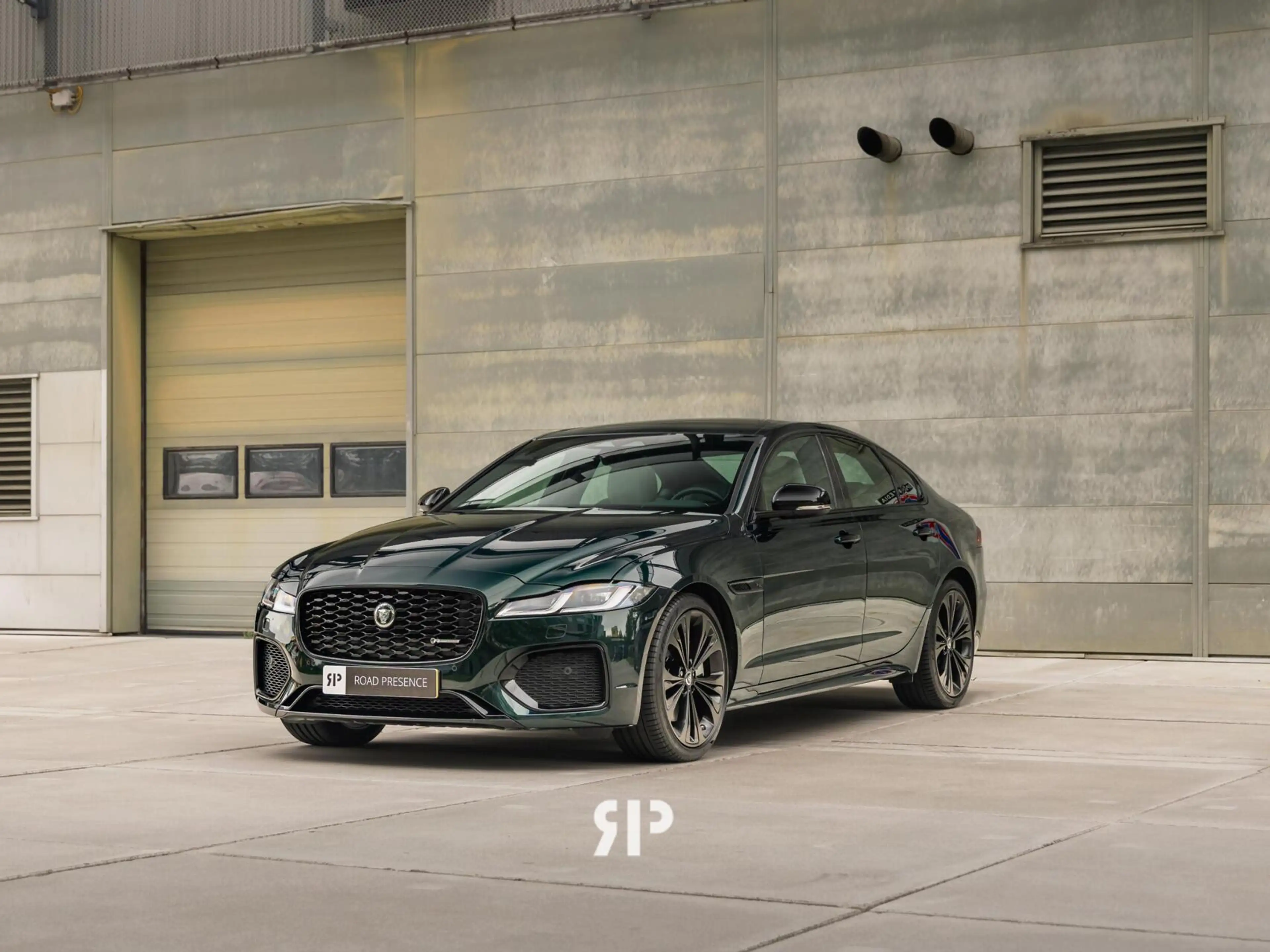 Jaguar XF 2.0 P250 R-Dynamic SE — photo 12