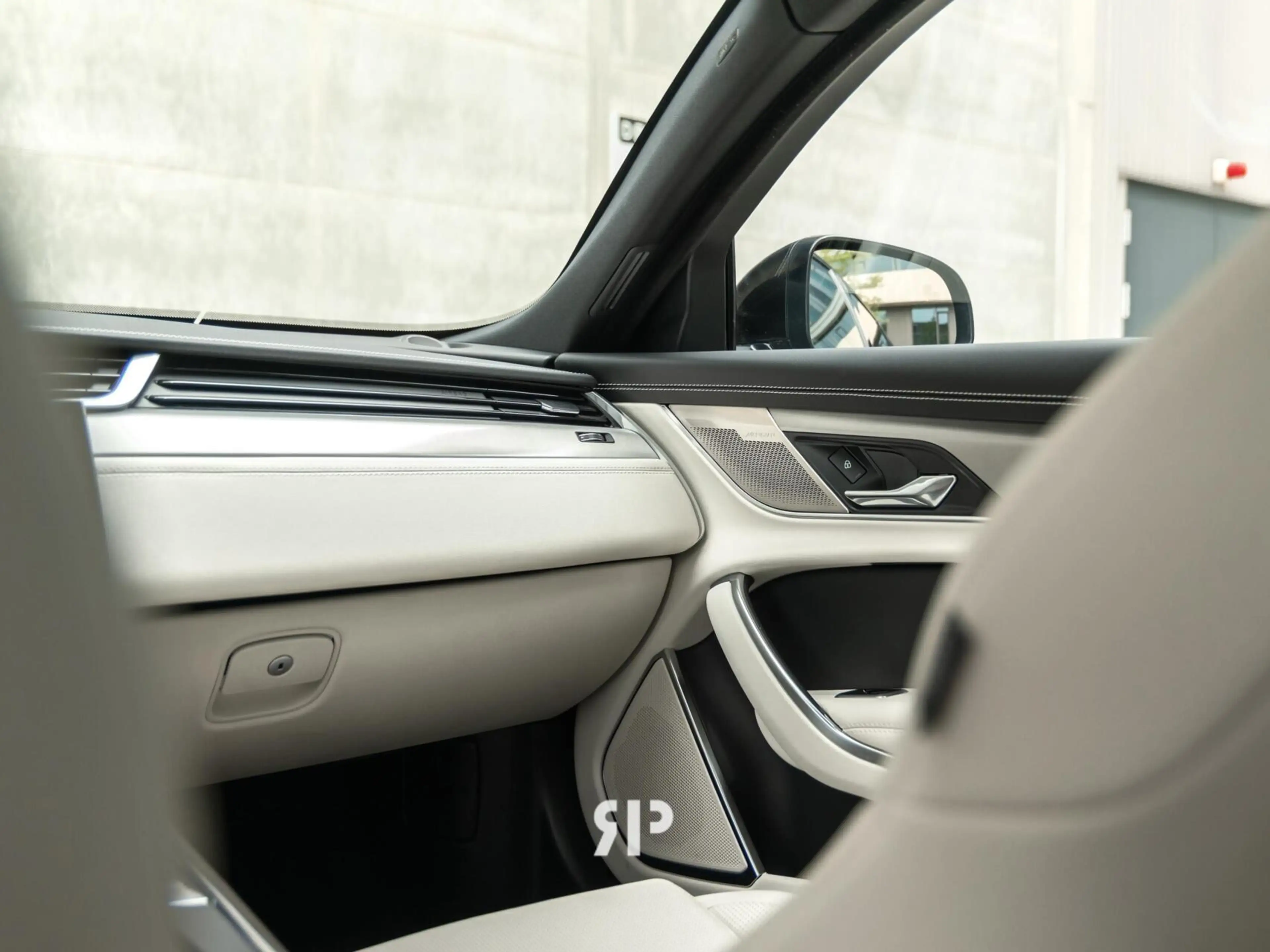 Jaguar XF 2.0 P250 R-Dynamic SE — photo 7