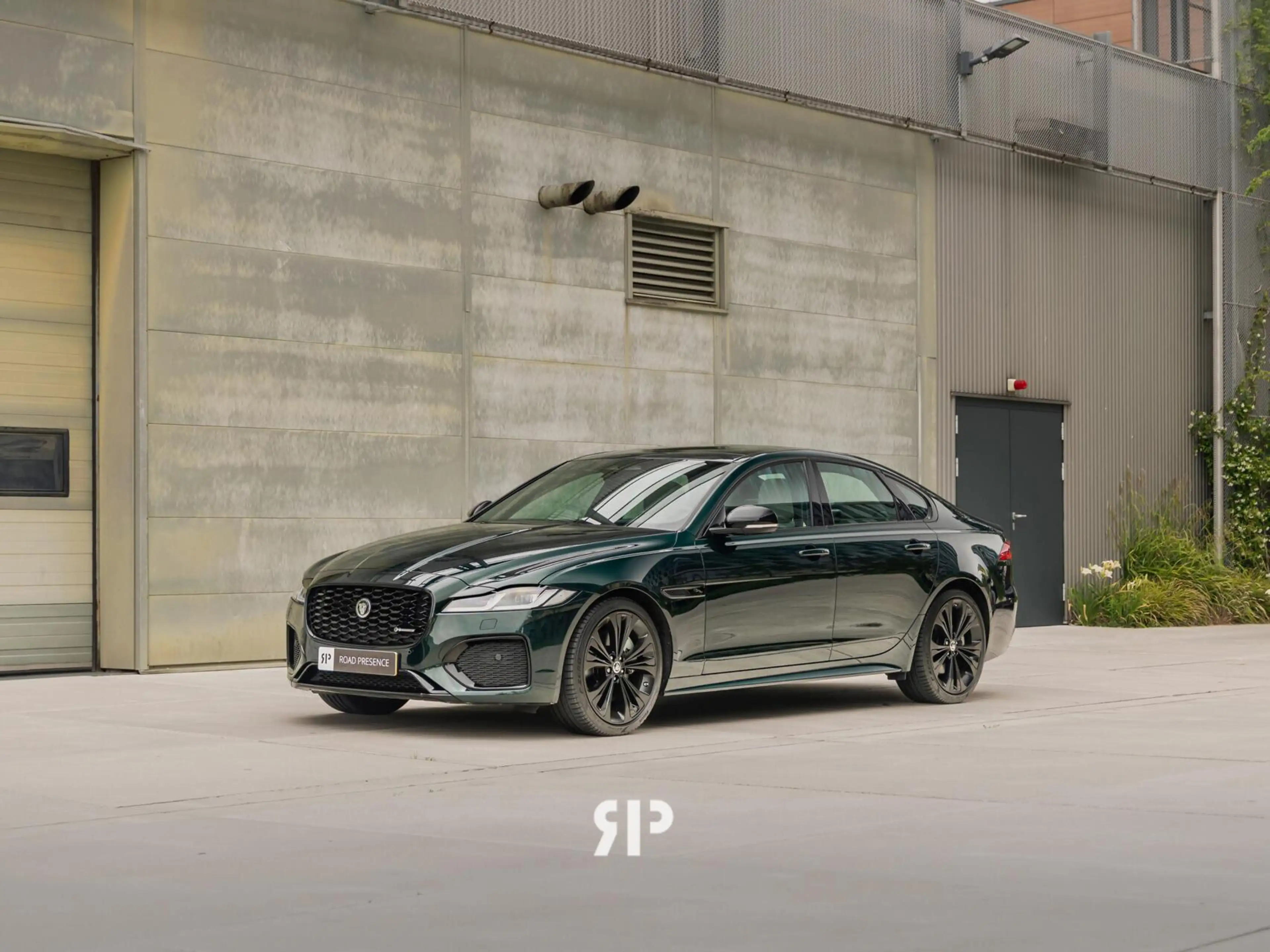 Jaguar XF 2.0 P250 R-Dynamic SE — photo 3