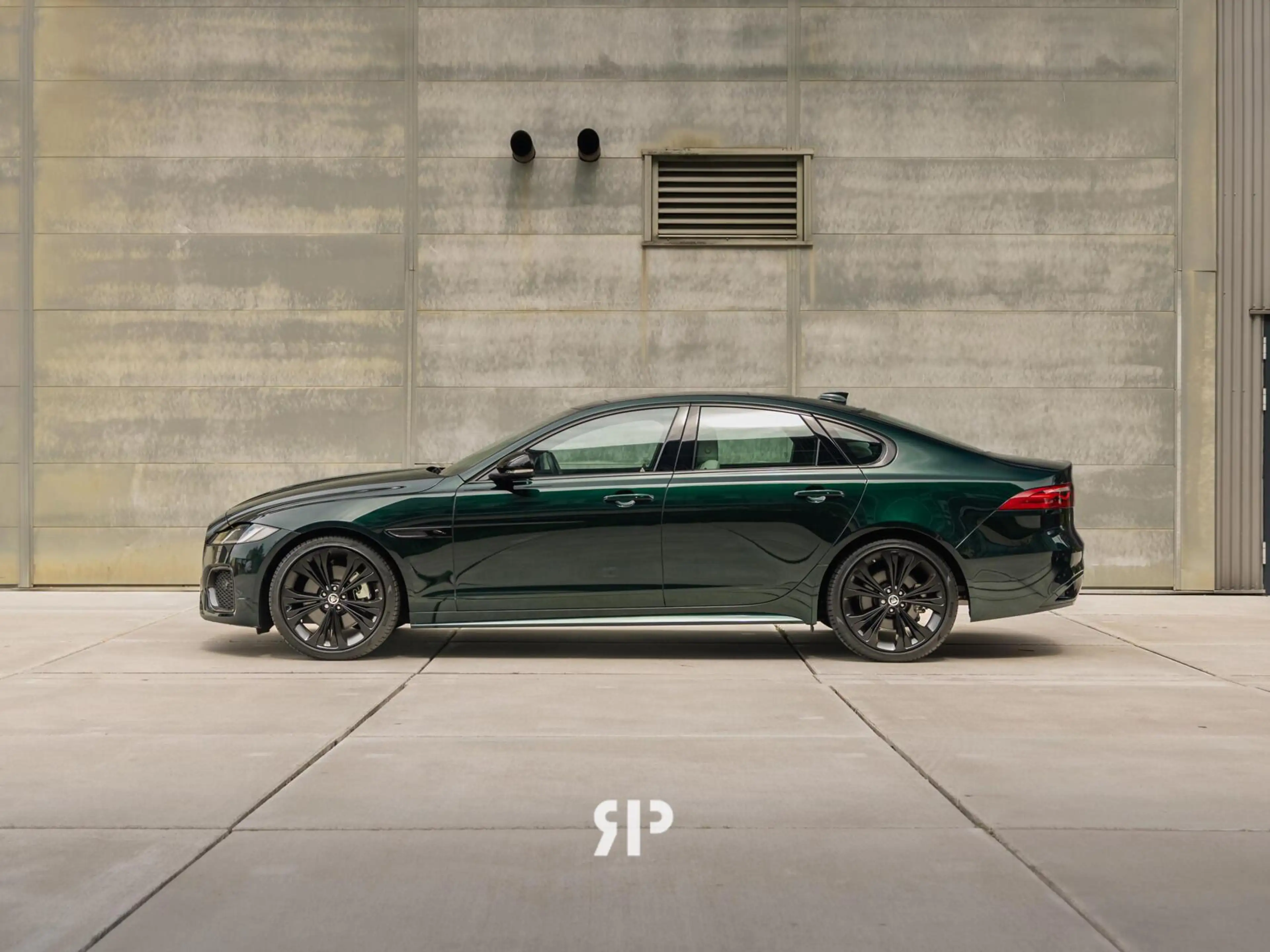 Jaguar XF 2.0 P250 R-Dynamic SE — photo 13