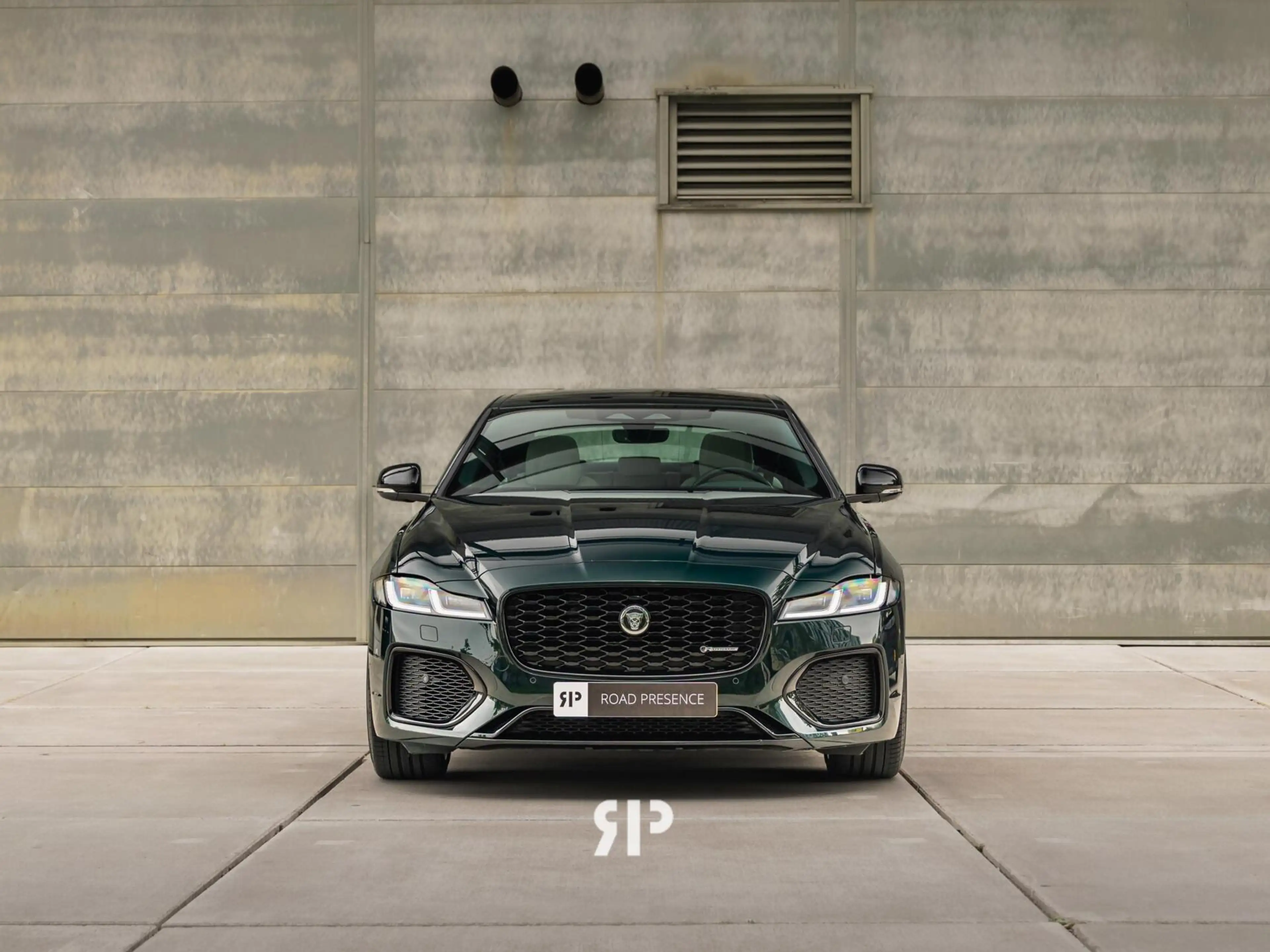 Jaguar XF 2.0 P250 R-Dynamic SE — photo 10