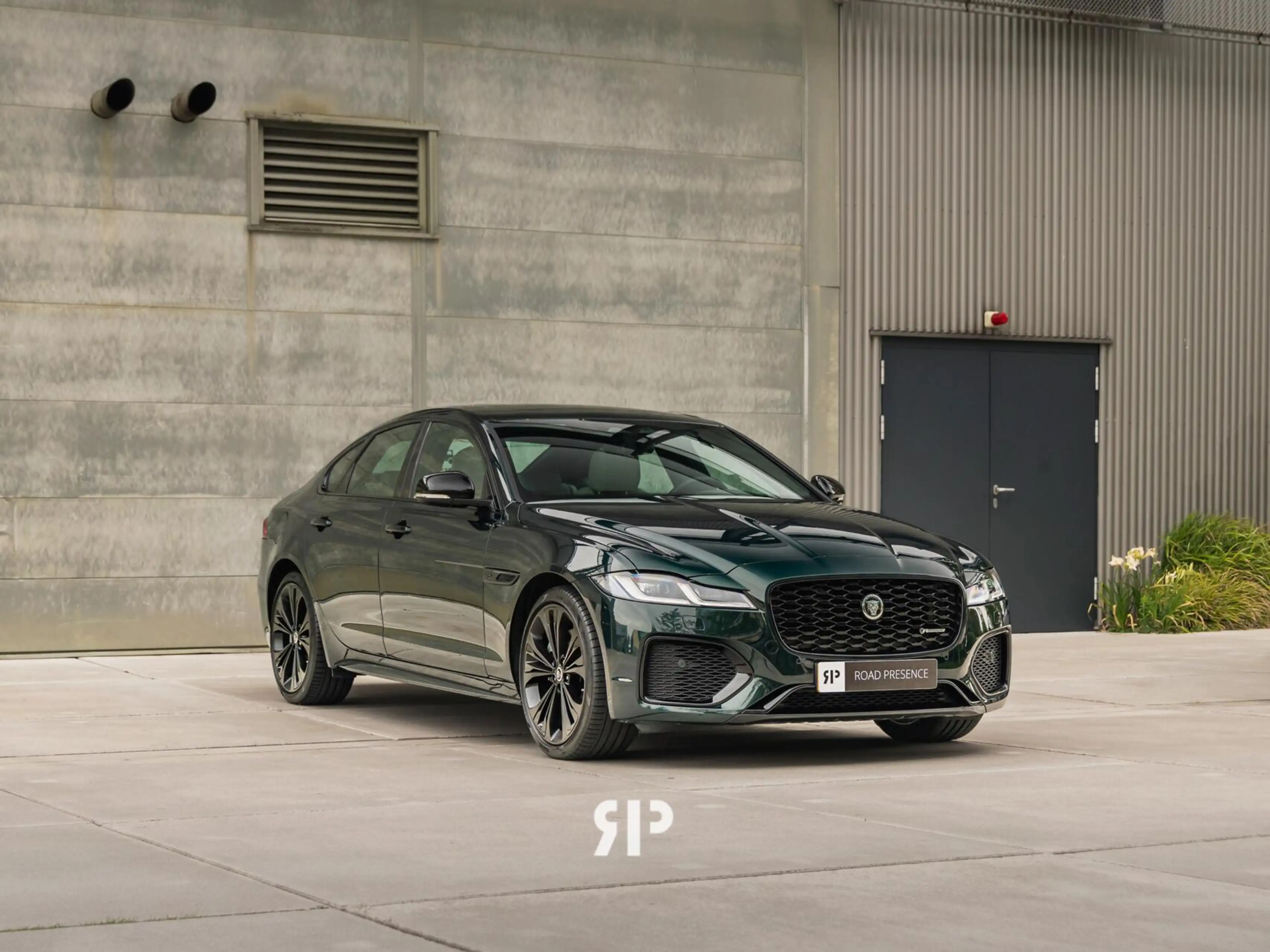 Jaguar XF 2.0 P250 R-Dynamic SE — photo 9