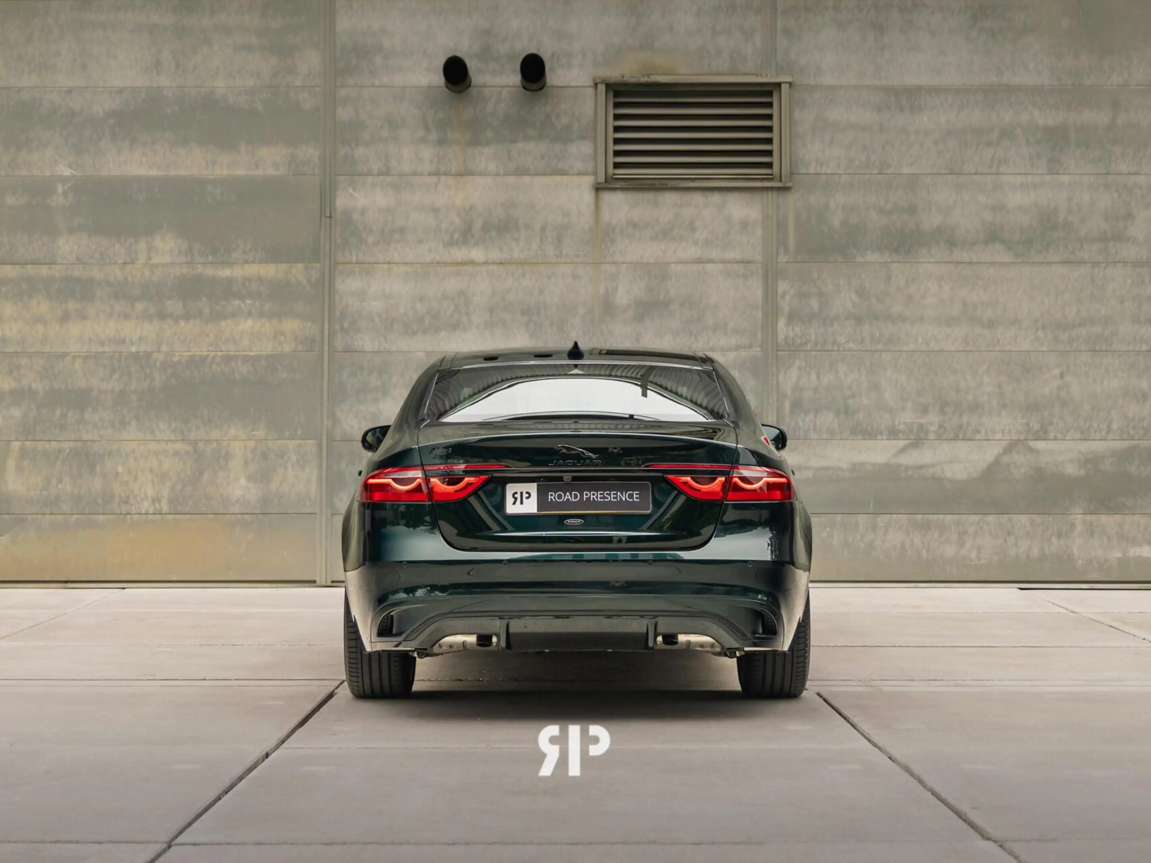 Jaguar XF 2.0 P250 R-Dynamic SE — photo 15