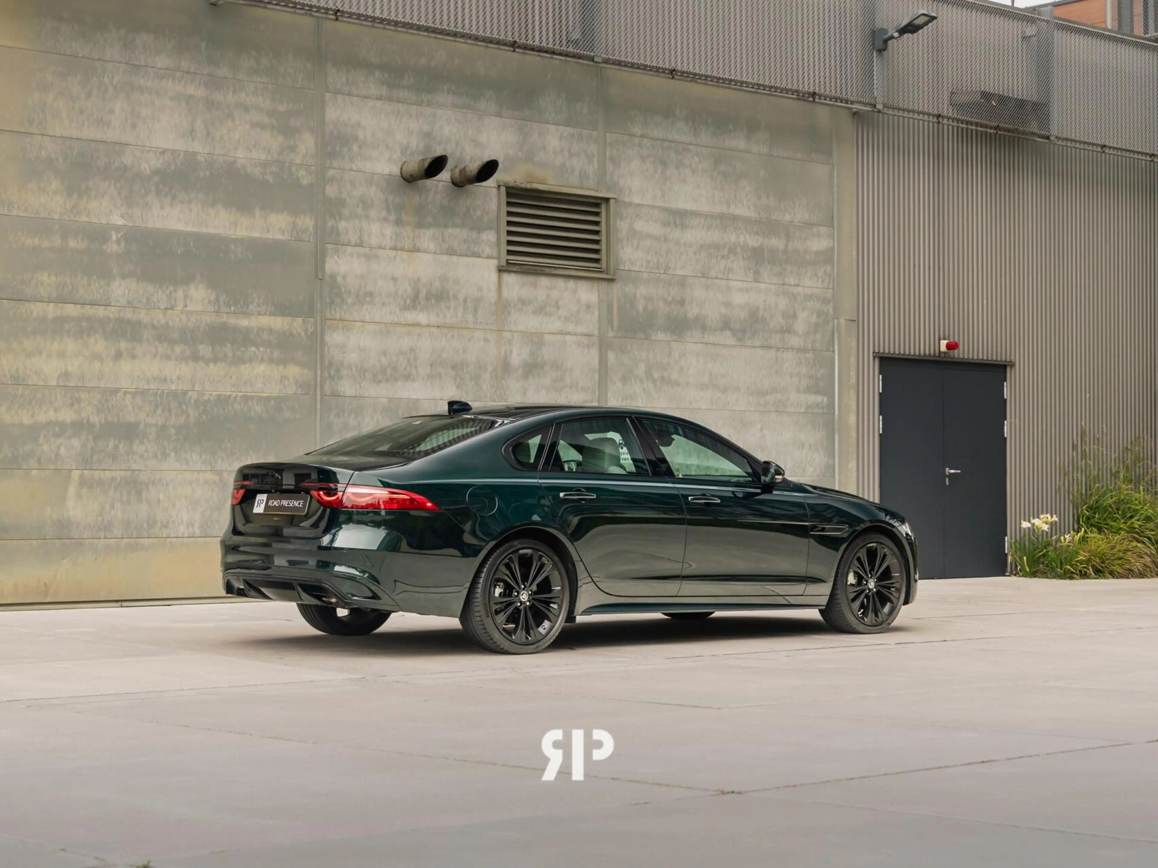 Jaguar XF 2.0 P250 R-Dynamic SE — photo 4