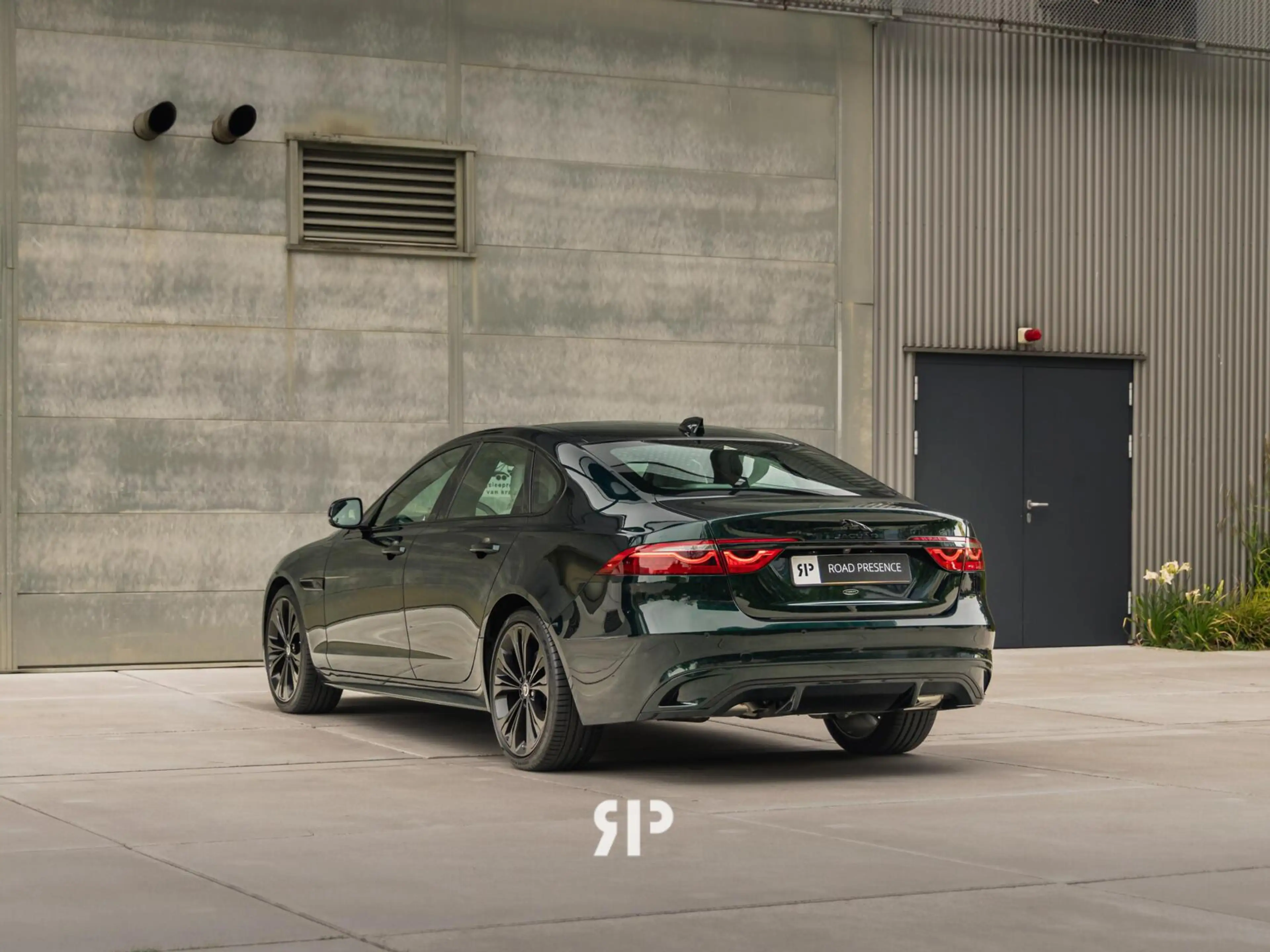 Jaguar XF 2.0 P250 R-Dynamic SE — photo 14