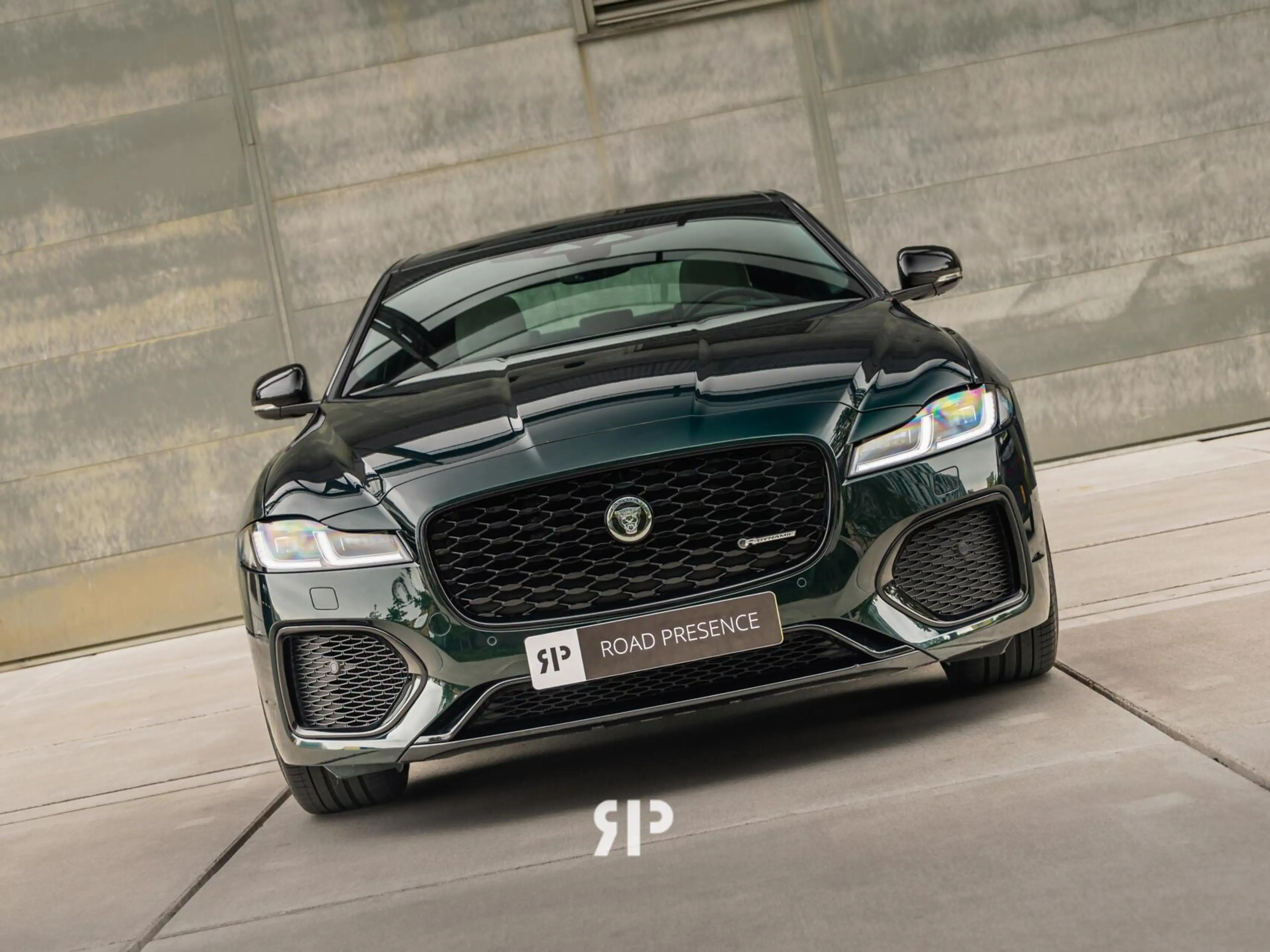 Jaguar XF 2.0 P250 R-Dynamic SE — photo 11