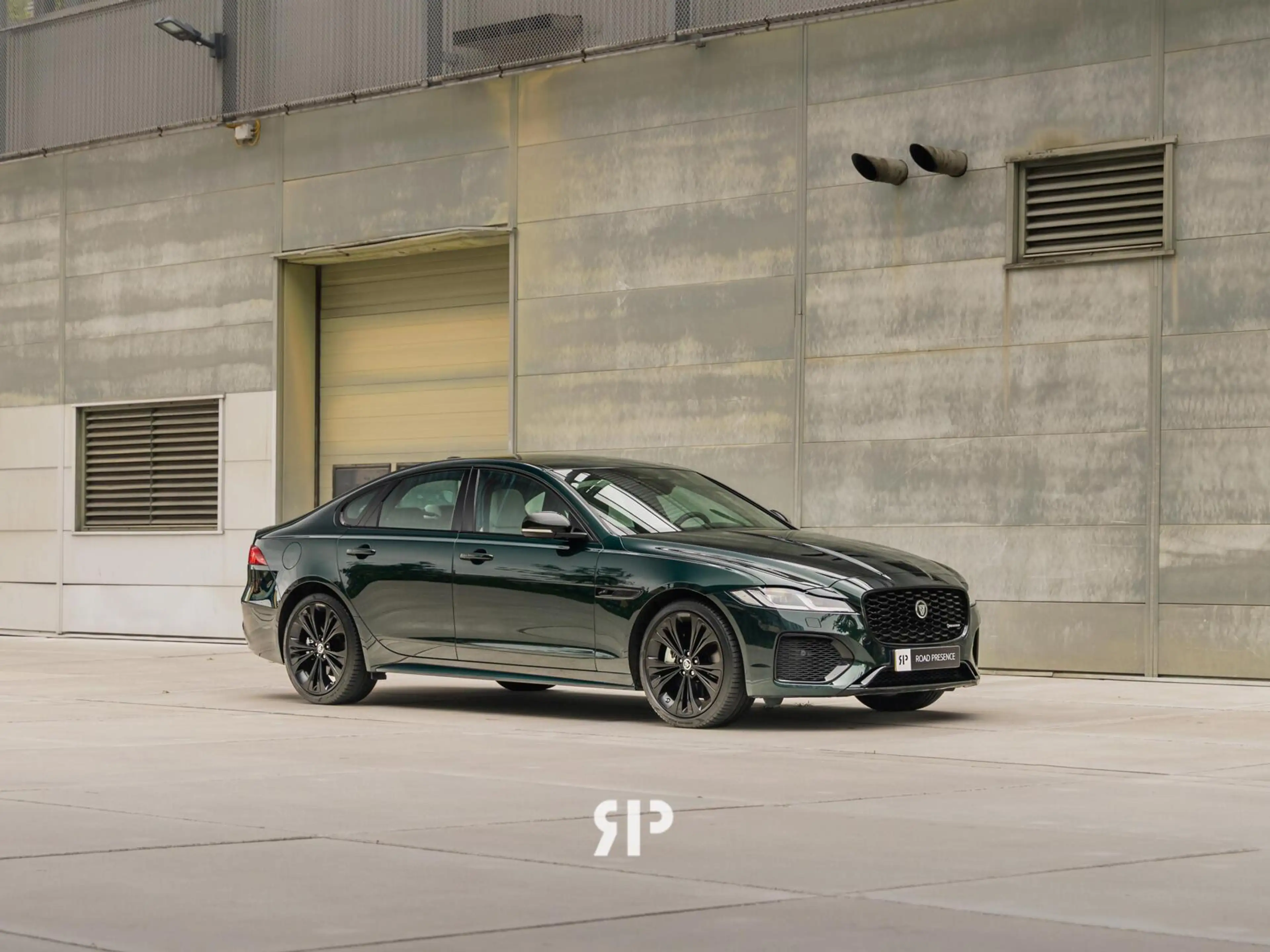 Jaguar XF 2.0 P250 R-Dynamic SE — photo 8