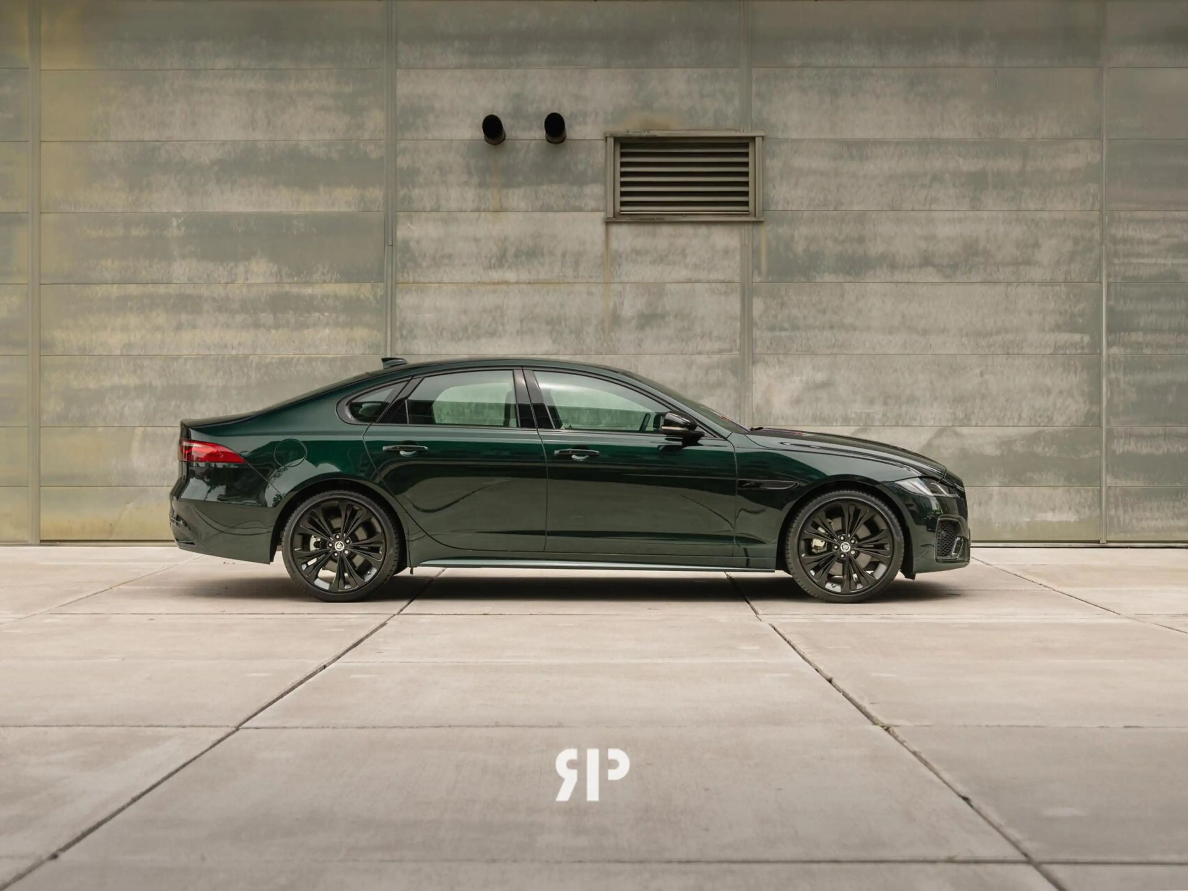 Jaguar XF 2.0 P250 R-Dynamic SE — photo 2