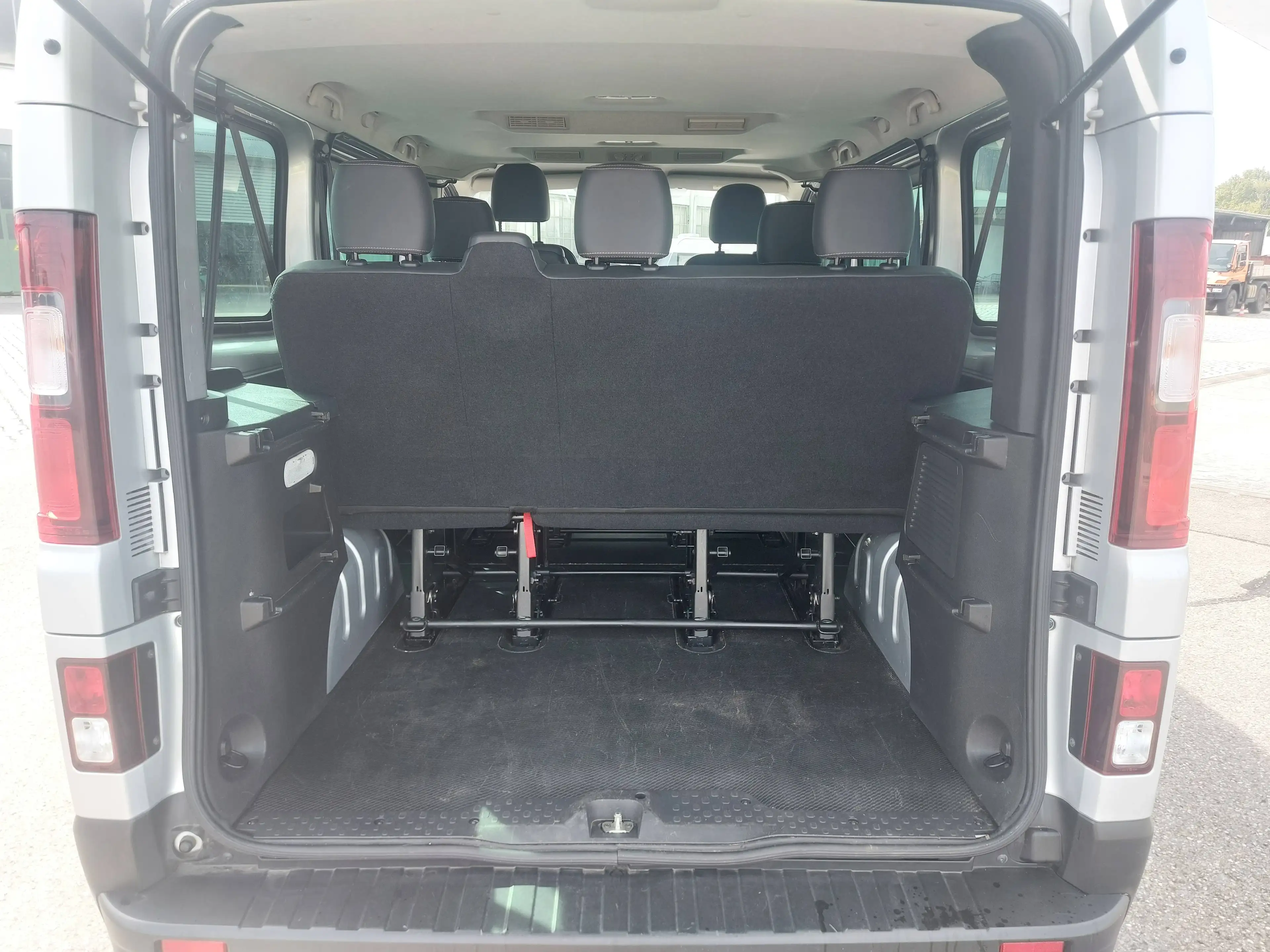 Nissan NV300 L1H1 2,7t PREMIUM — photo 11