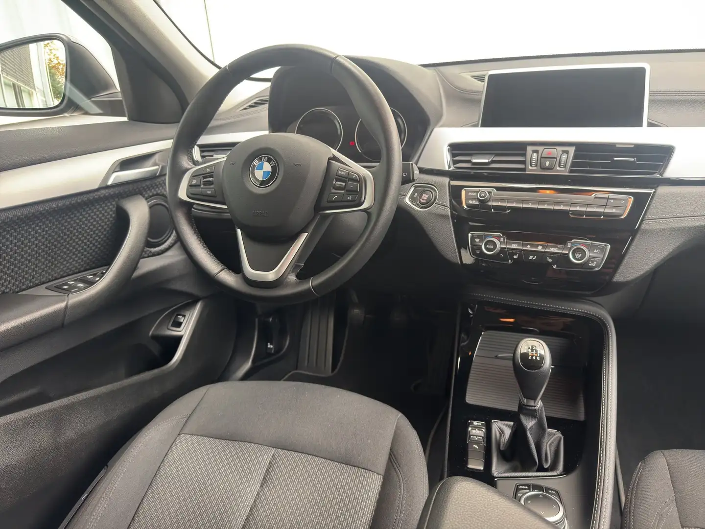 BMW X2 sDrive18i LED Navi PDCv/H SHZ Grau - 2
