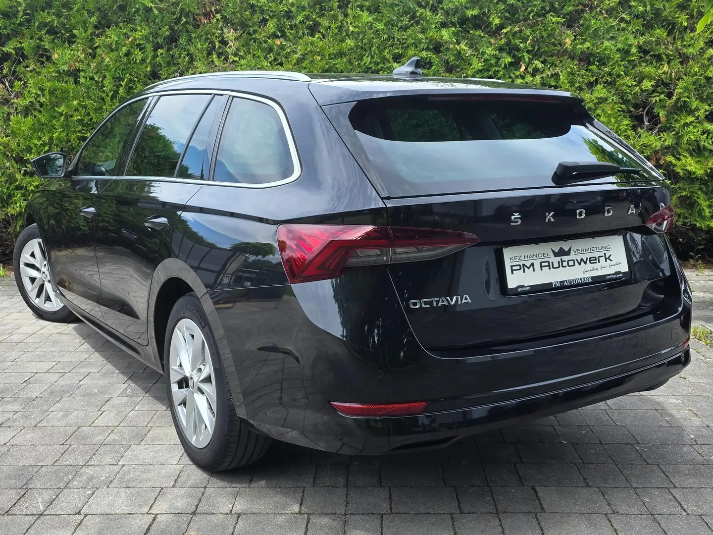 Skoda Octavia 2.0TDI FirstEdition*AHK*Leder*LED*Keyless*1Besitz* Schwarz - 2