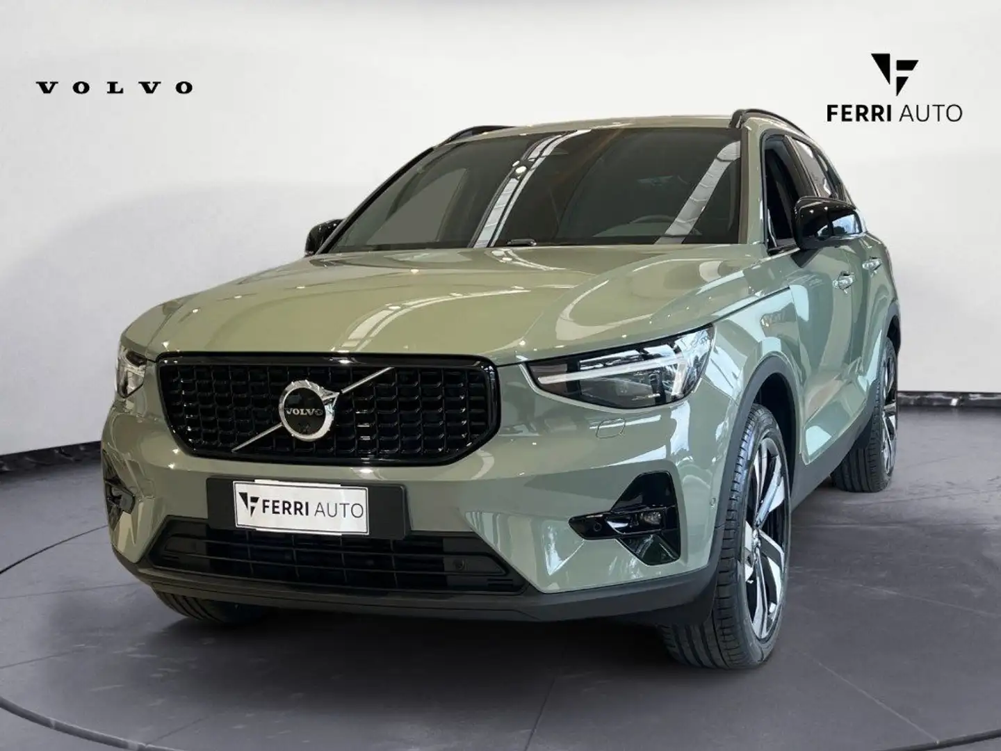 Volvo XC40 B3 automatico Ultra Dark Verde - 2