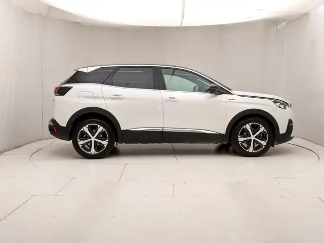 Peugeot 3008 view 3